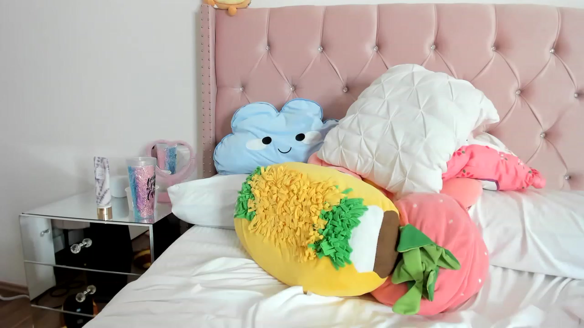 Gallery image thumbnail from Cherrycute666's myfreecams stream on, 01/15/2023, 19:11 image 15 of 20