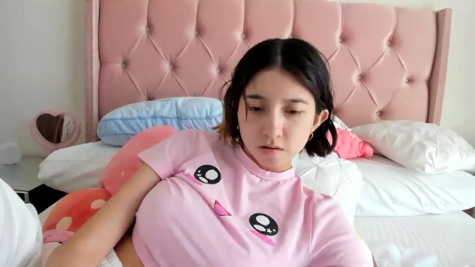 Gallery image thumbnail from Cherrycute666's myfreecams stream on, 01/16/2023, 15:37 image 17 of 20