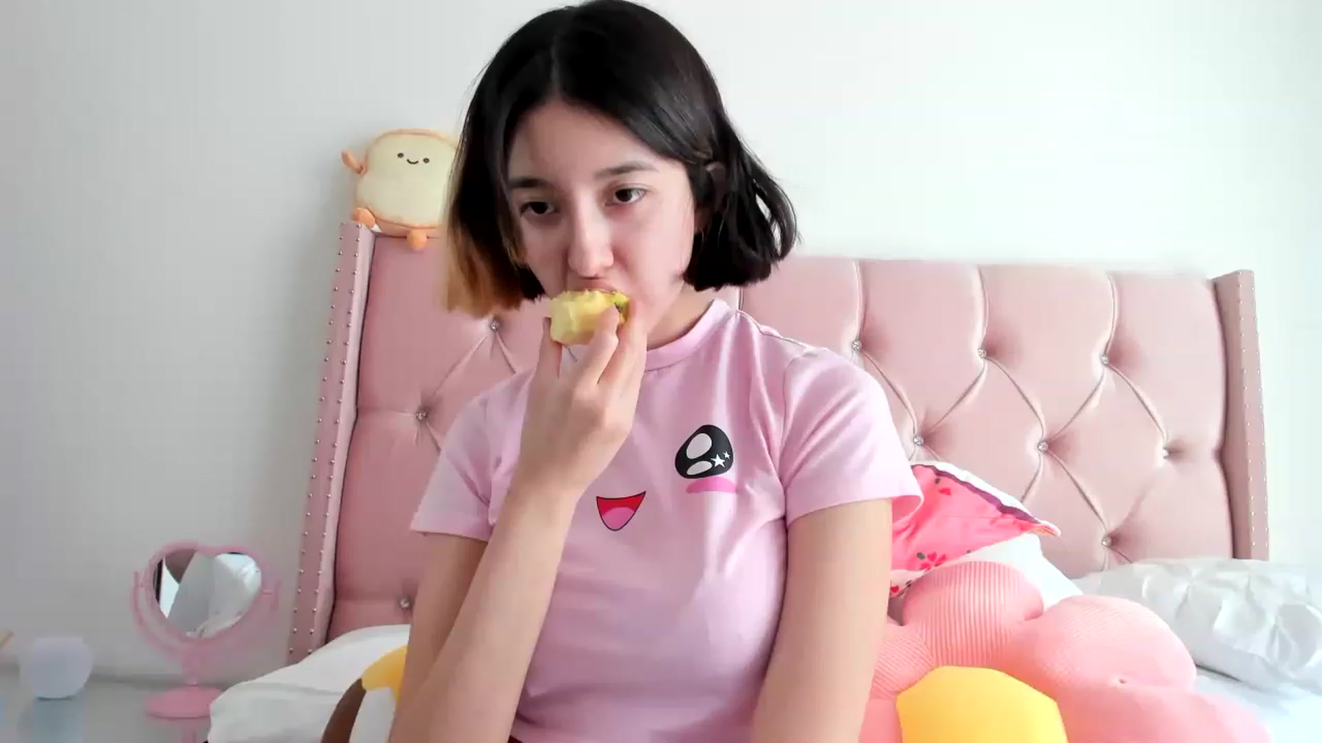 Gallery image thumbnail from Cherrycute666's myfreecams stream on, 01/17/2023, 24:47 image 6 of 20