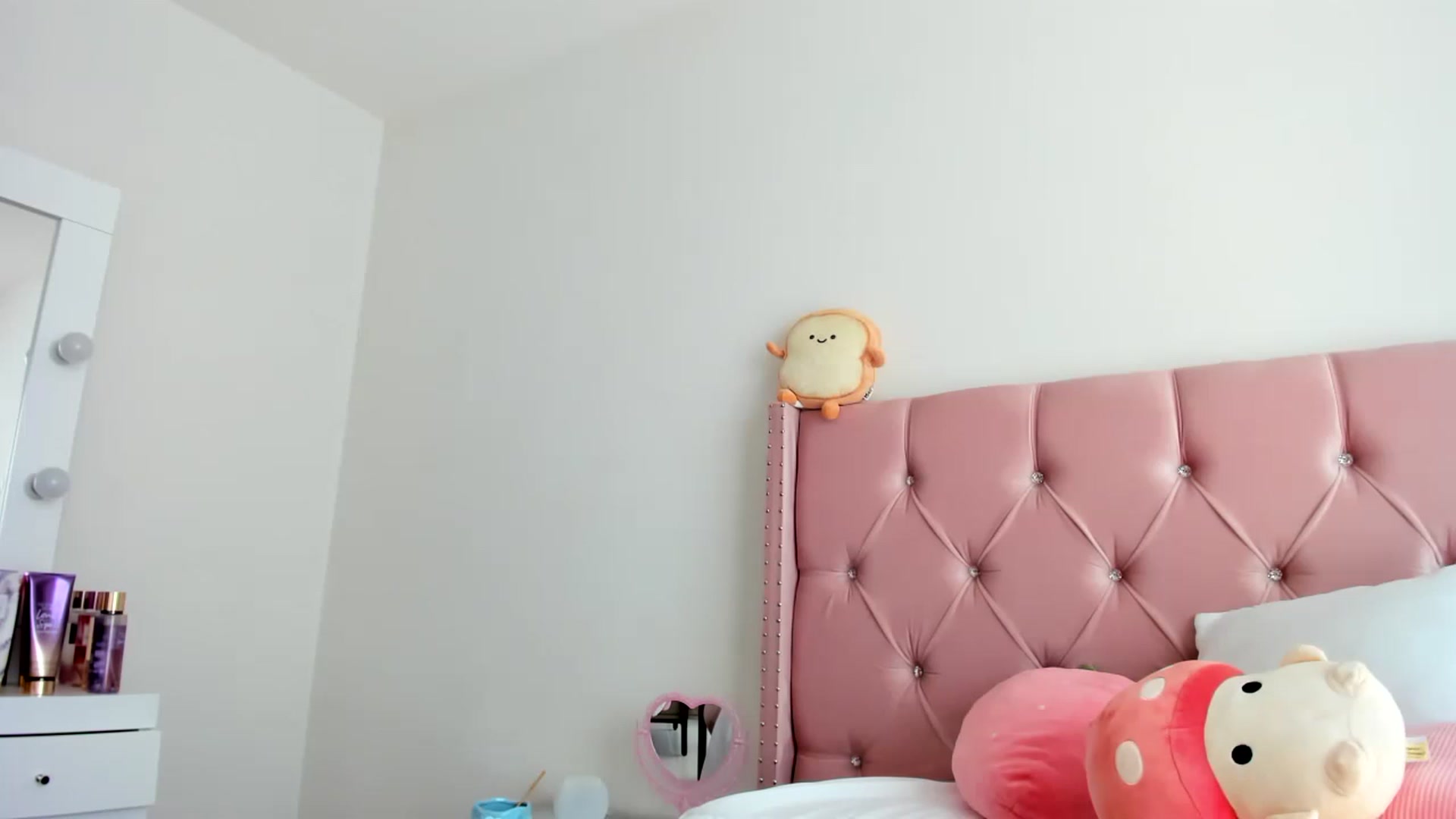 Gallery image thumbnail from Cherrycute666's myfreecams stream on, 01/17/2023, 24:47 image 5 of 20