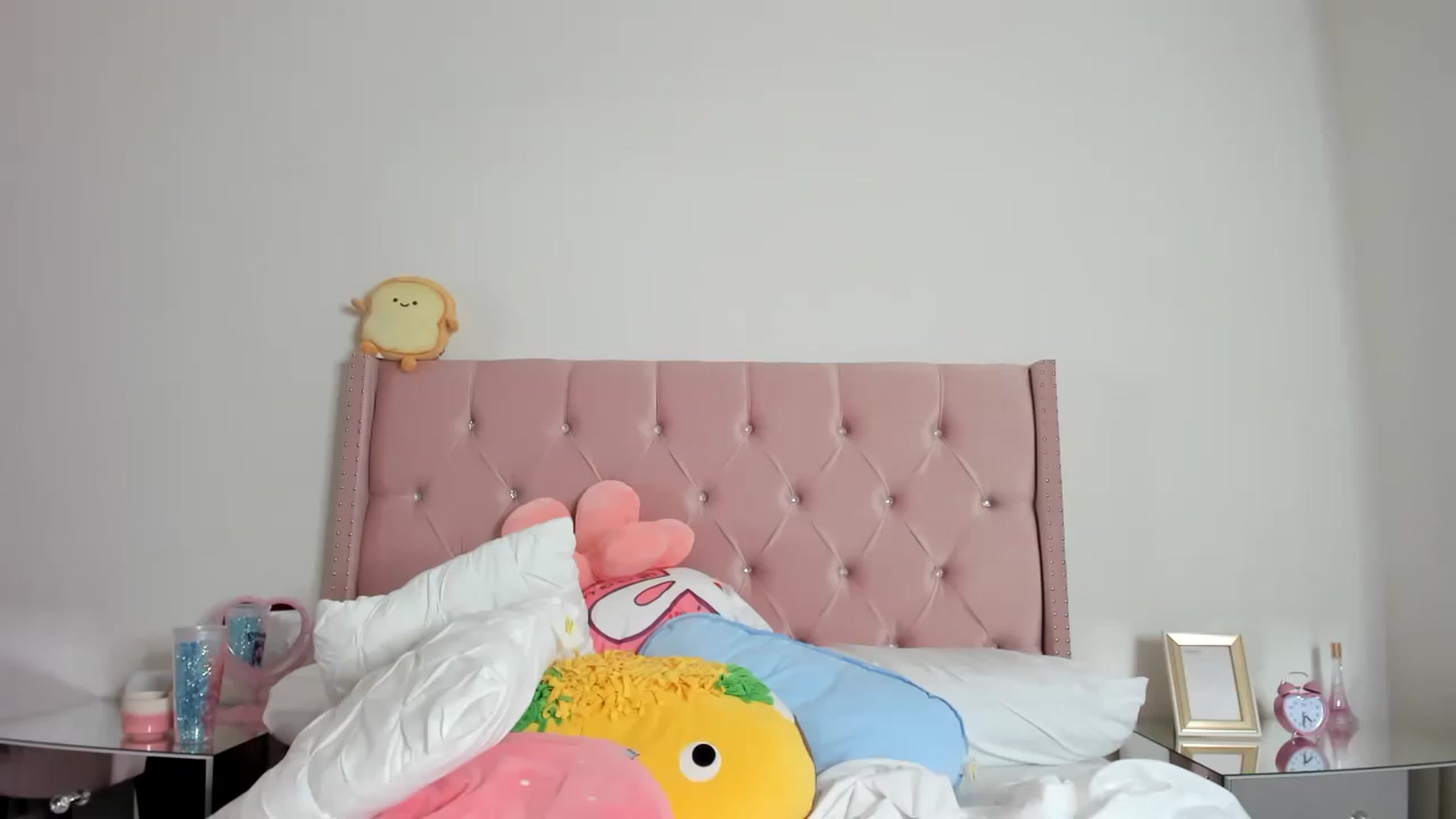 Gallery image thumbnail from Cherrycute666's myfreecams stream on, 01/17/2023, 11:52 image 10 of 20