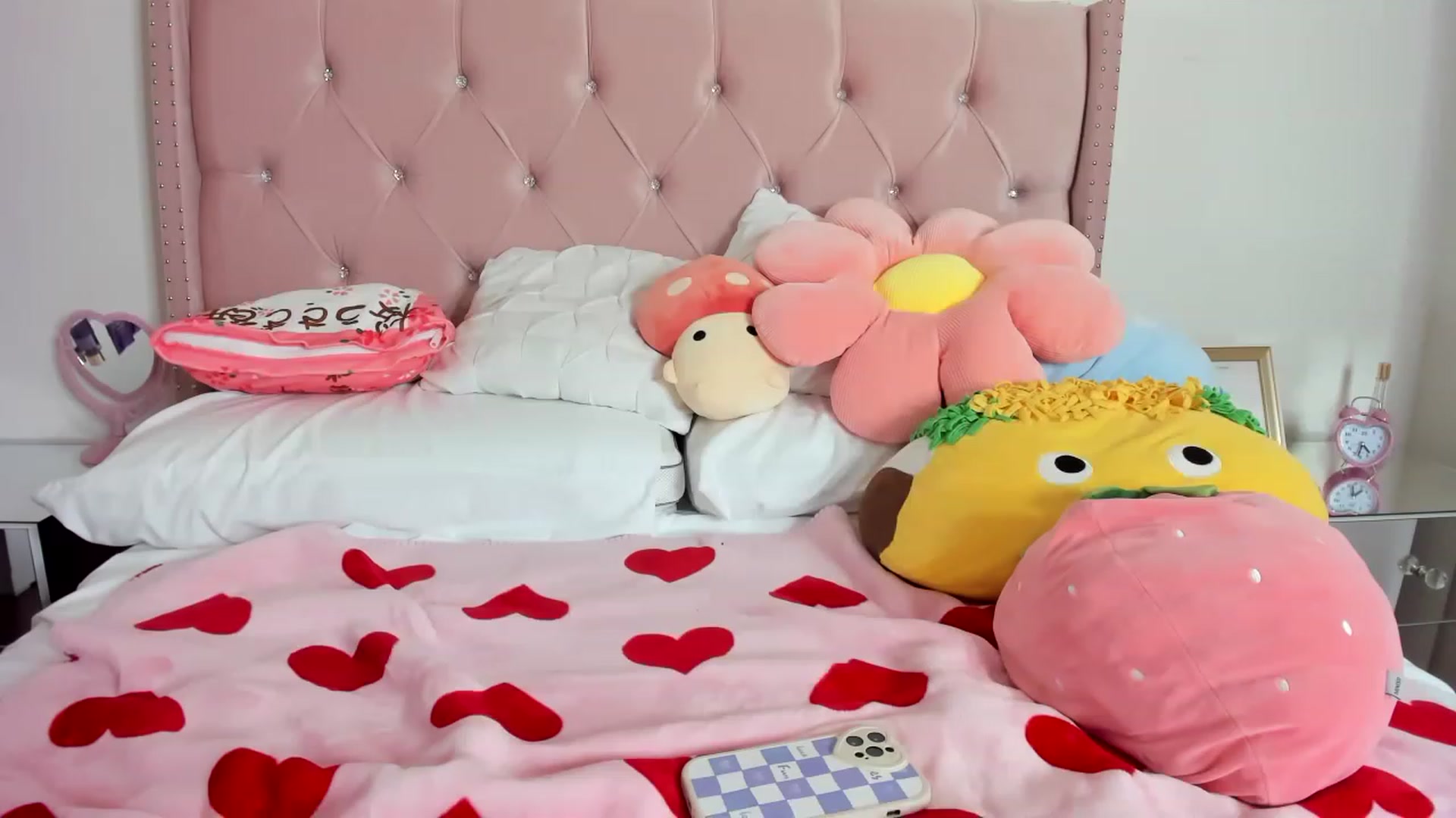 Gallery image thumbnail from Cherrycute666's myfreecams stream on, 01/18/2023, 03:46 image 20 of 20