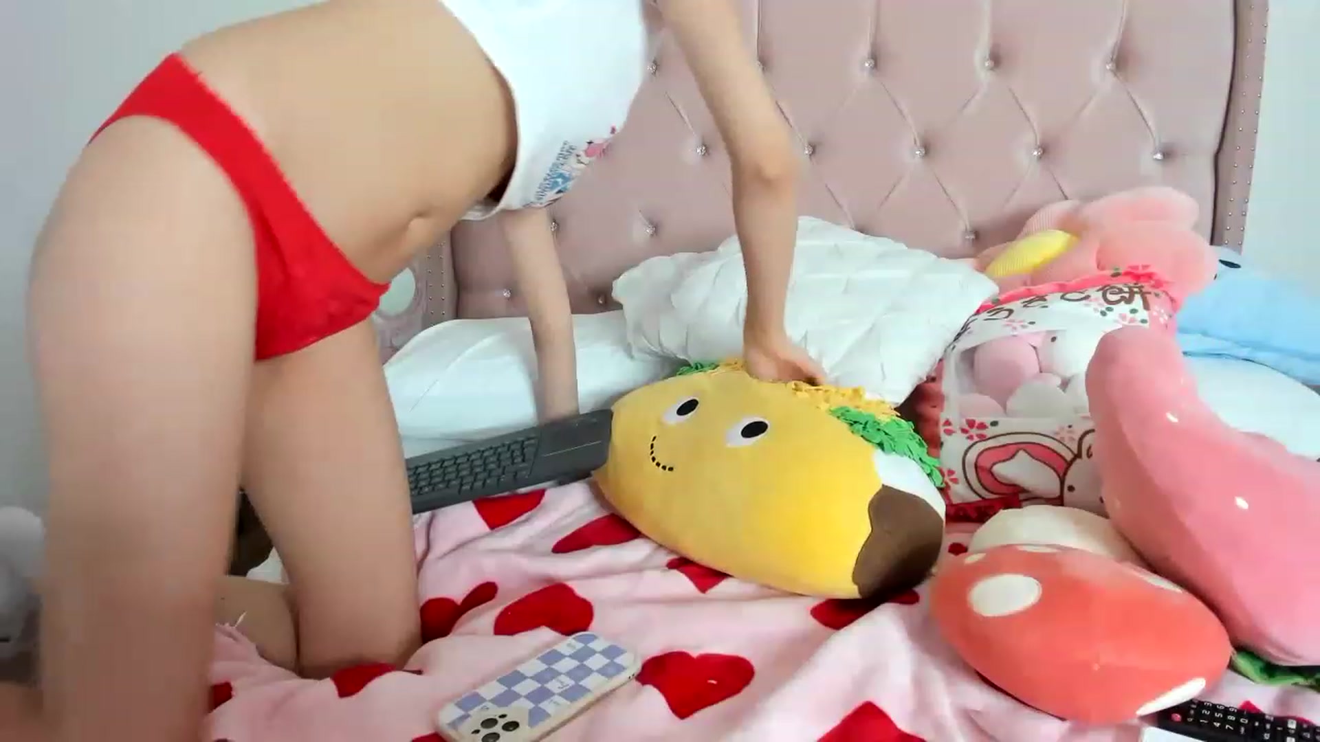 Gallery image thumbnail from Cherrycute666's myfreecams stream on, 01/18/2023, 12:24 image 9 of 20