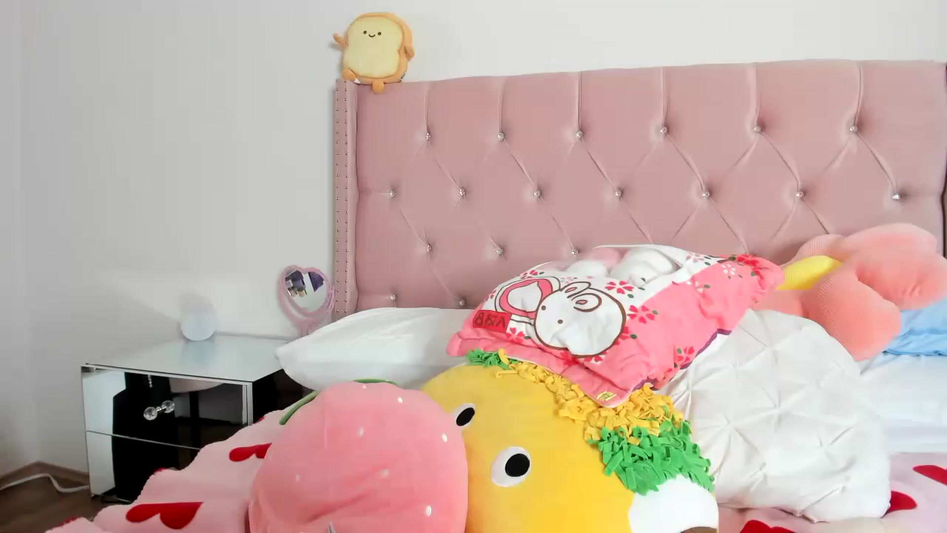 Gallery image thumbnail from Cherrycute666's myfreecams stream on, 01/18/2023, 13:49 image 16 of 20