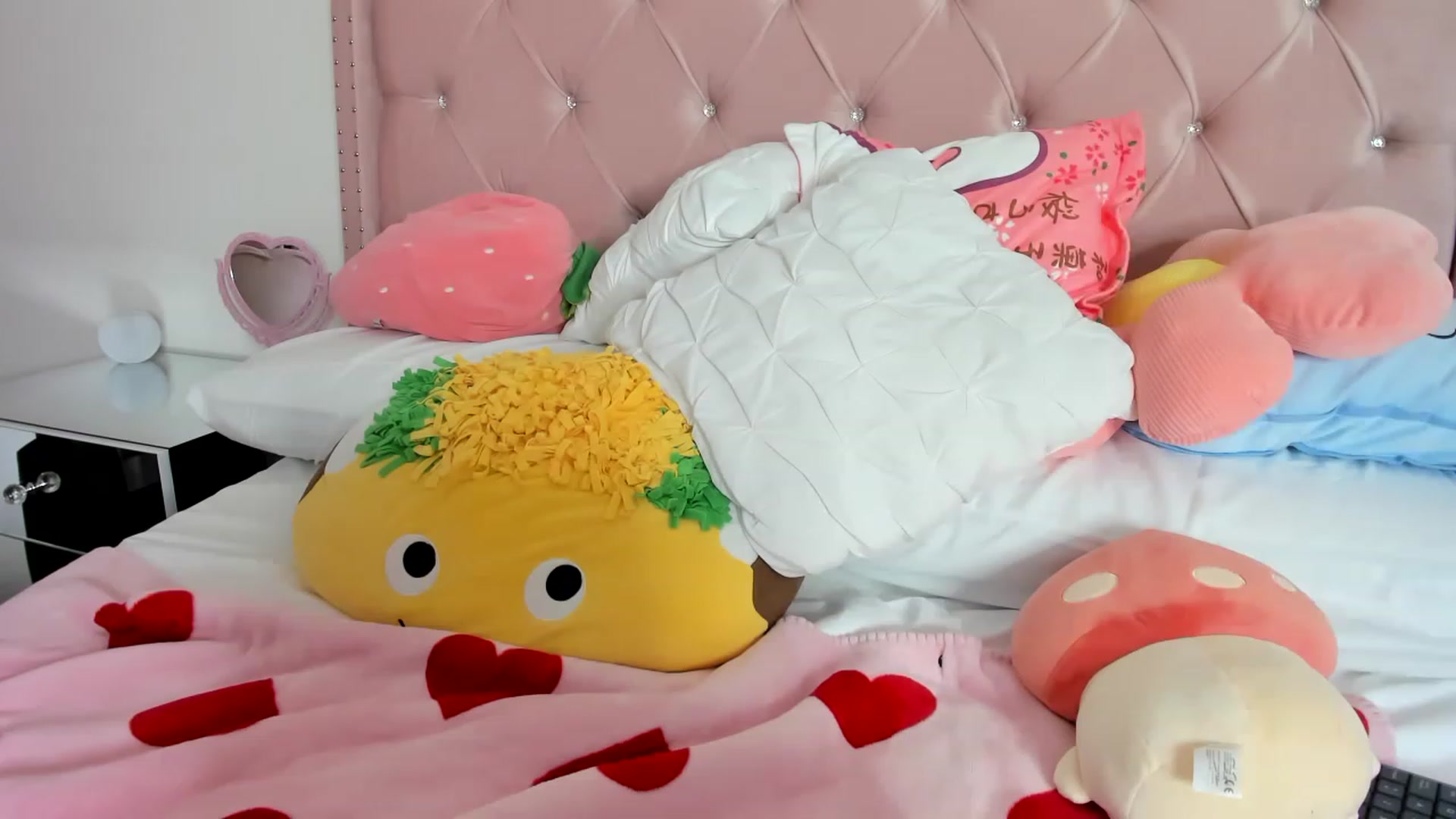 Gallery image thumbnail from Cherrycute666's myfreecams stream on, 01/19/2023, 07:28 image 1 of 20