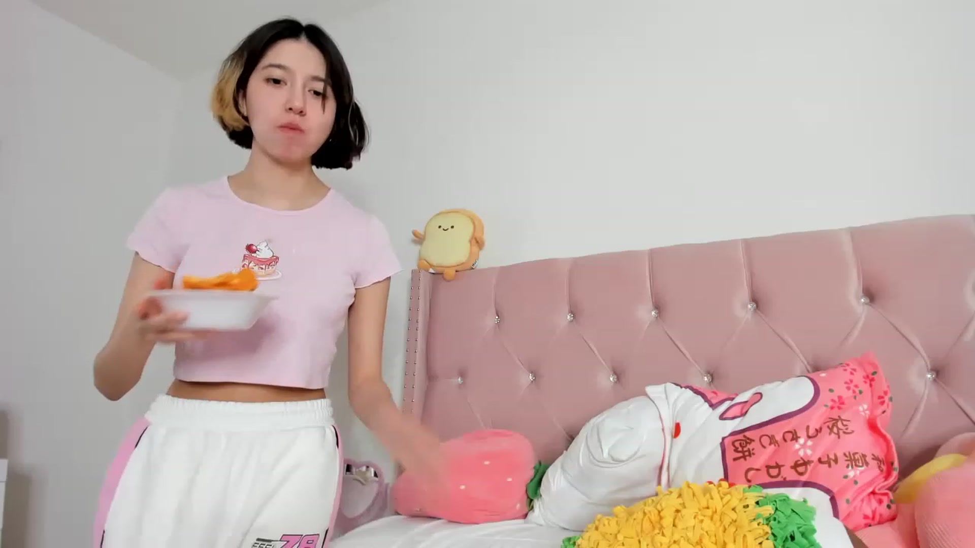 Gallery image thumbnail from Cherrycute666's myfreecams stream on, 01/19/2023, 07:28 image 9 of 20