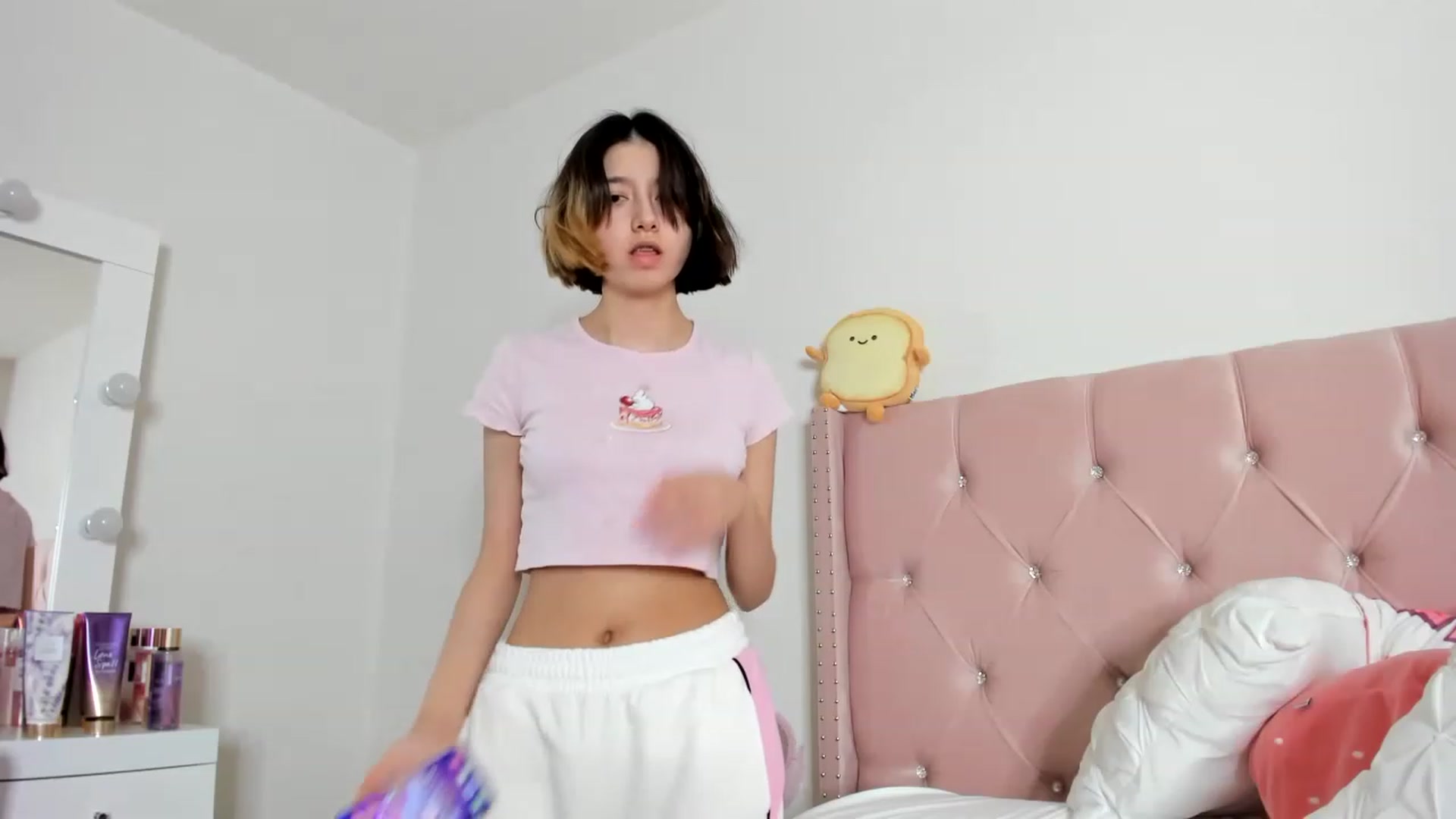 Gallery image thumbnail from Cherrycute666's myfreecams stream on, 01/19/2023, 11:27 image 3 of 20