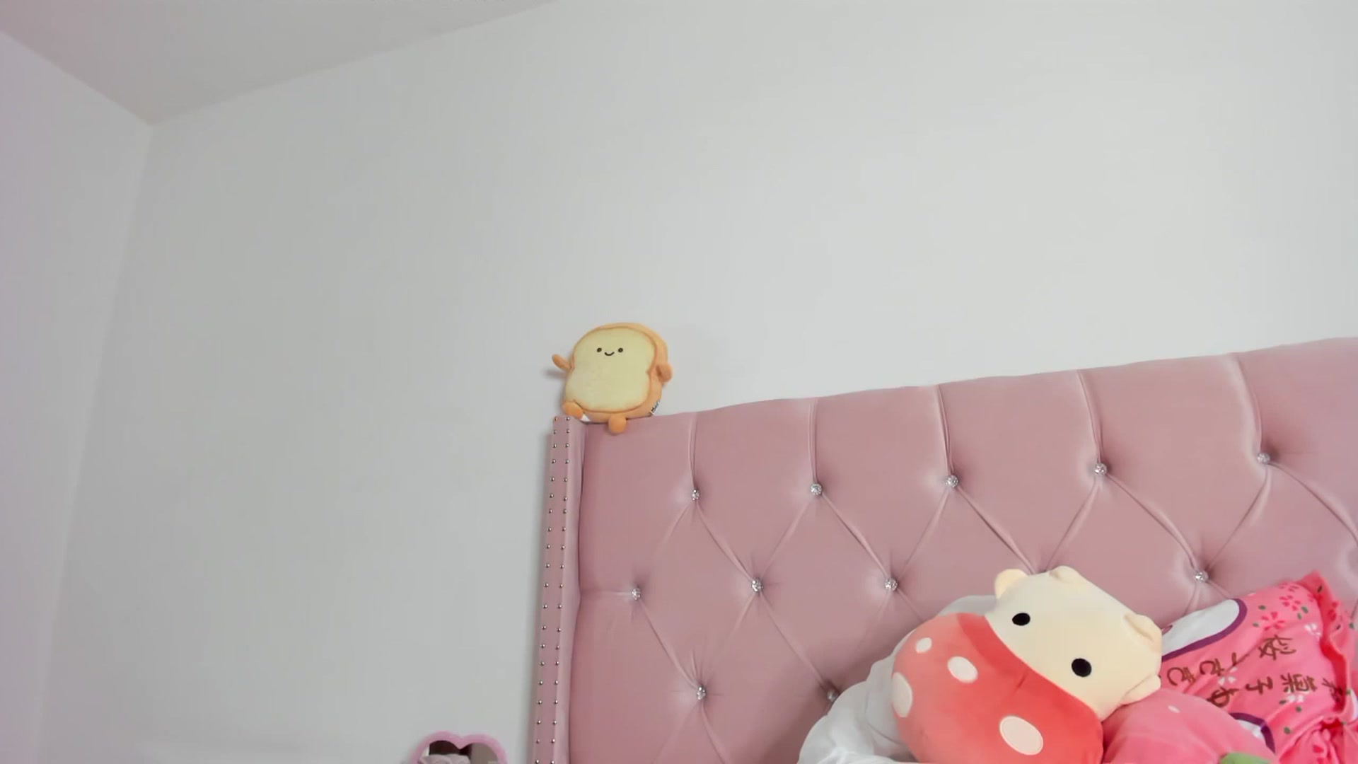 Gallery image thumbnail from Cherrycute666's myfreecams stream on, 01/19/2023, 11:27 image 14 of 20
