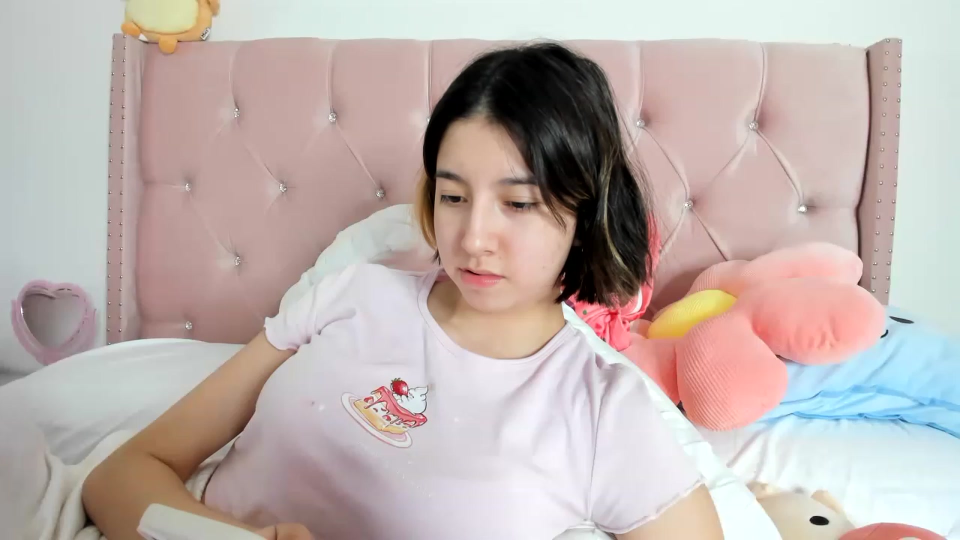 Gallery image thumbnail from Cherrycute666's myfreecams stream on, 01/19/2023, 11:27 image 1 of 20
