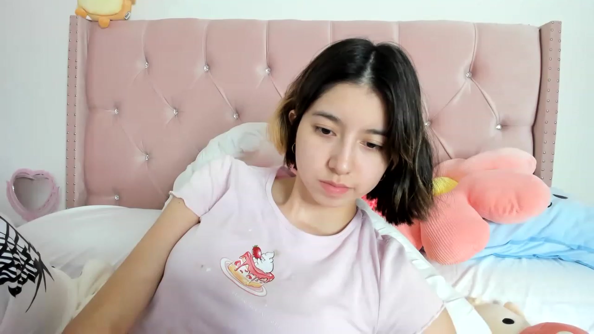 Gallery image thumbnail from Cherrycute666's myfreecams stream on, 01/19/2023, 11:27 image 2 of 20