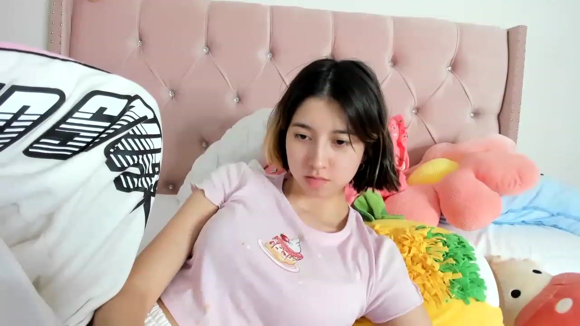 Gallery image thumbnail from Cherrycute666's myfreecams stream on, 01/19/2023, 11:27 image 6 of 20