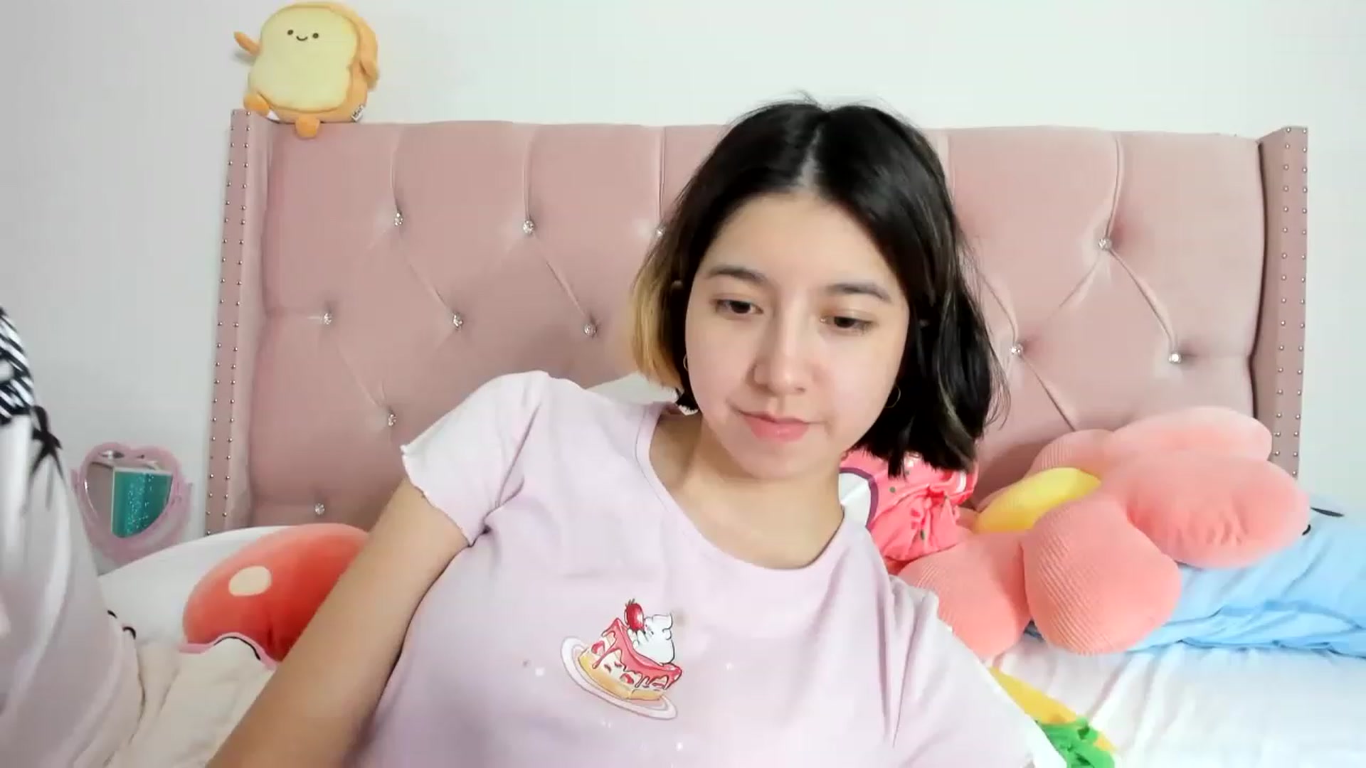Gallery image thumbnail from Cherrycute666's myfreecams stream on, 01/19/2023, 12:07 image 2 of 20