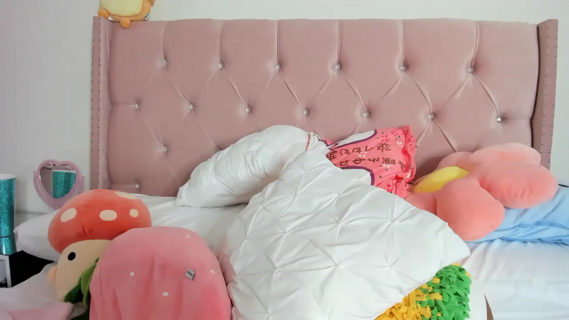 Gallery image thumbnail from Cherrycute666's myfreecams stream on, 01/19/2023, 12:07 image 12 of 20