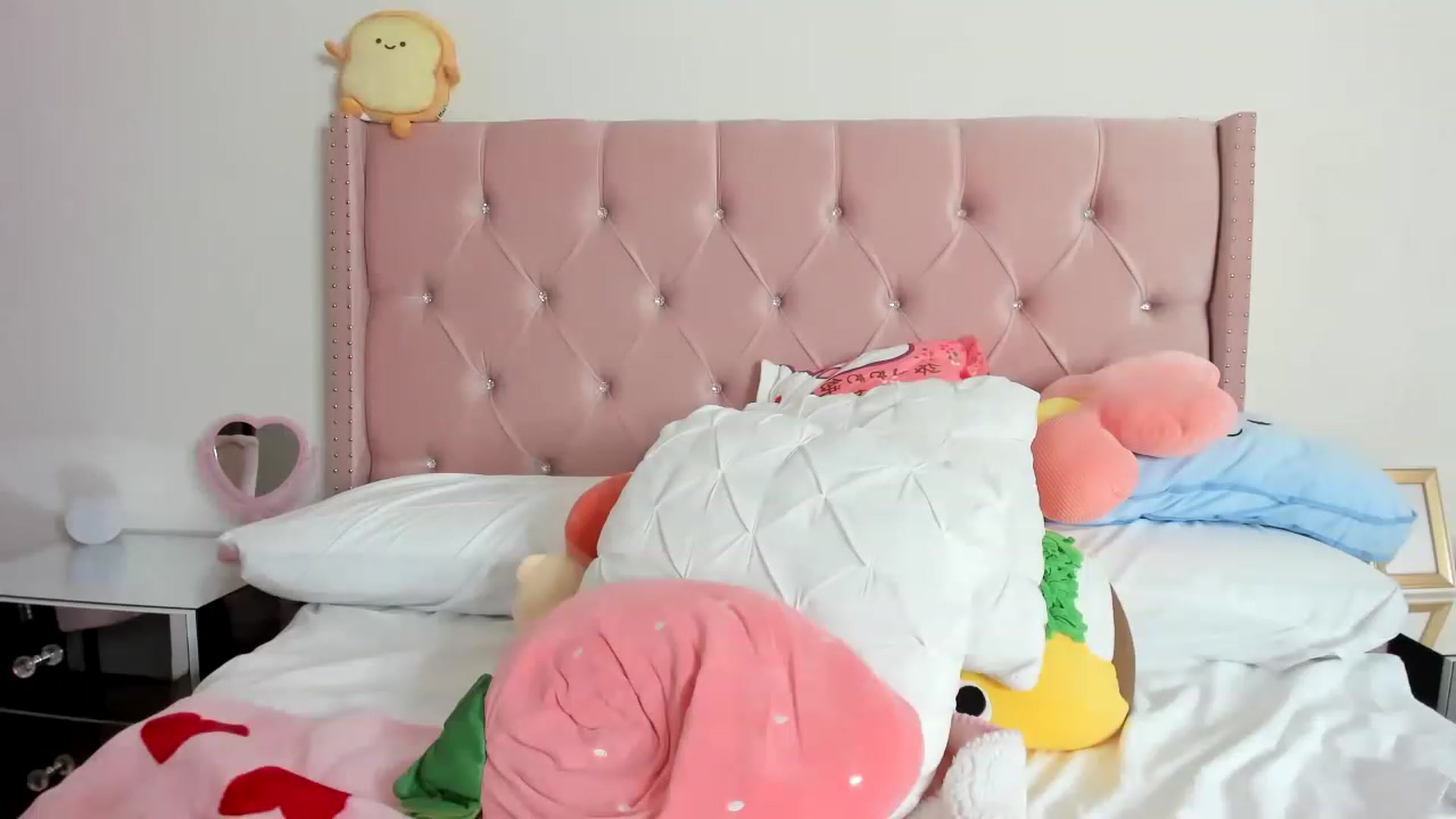 Gallery image thumbnail from Cherrycute666's myfreecams stream on, 01/19/2023, 15:56 image 16 of 20