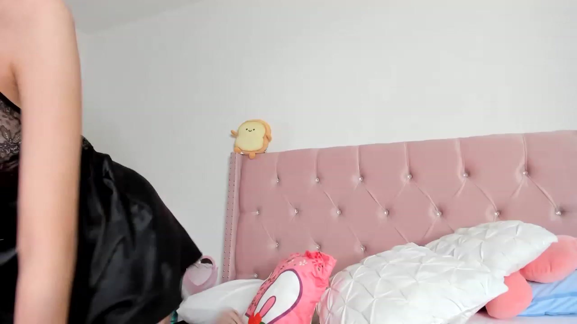 Gallery image thumbnail from Cherrycute666's myfreecams stream on, 01/20/2023, 11:29 image 7 of 20