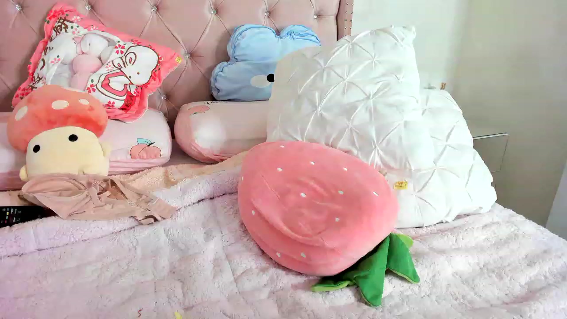 Gallery image thumbnail from Cherrycute666's myfreecams stream on, 01/22/2023, 02:39 image 16 of 20