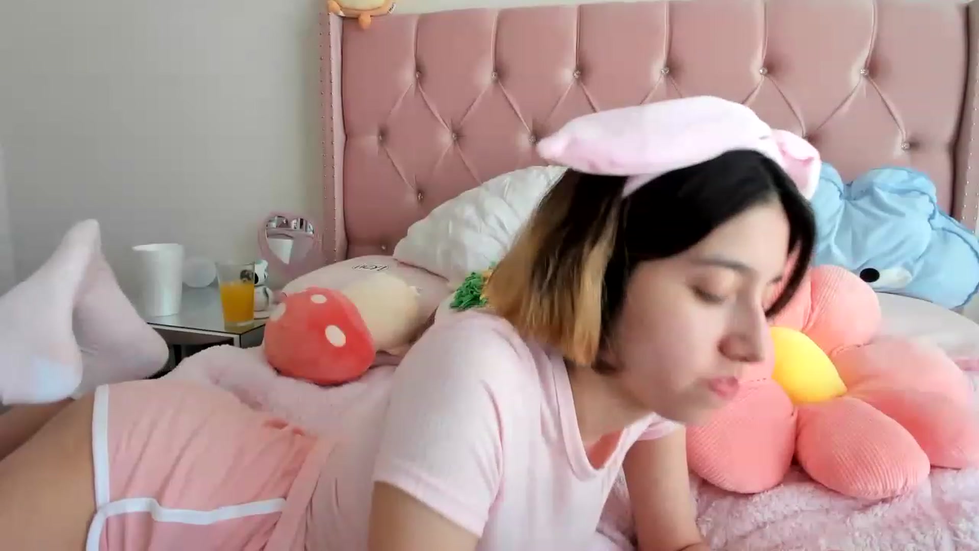 Gallery image thumbnail from Cherrycute666's myfreecams stream on, 01/22/2023, 16:57 image 15 of 20