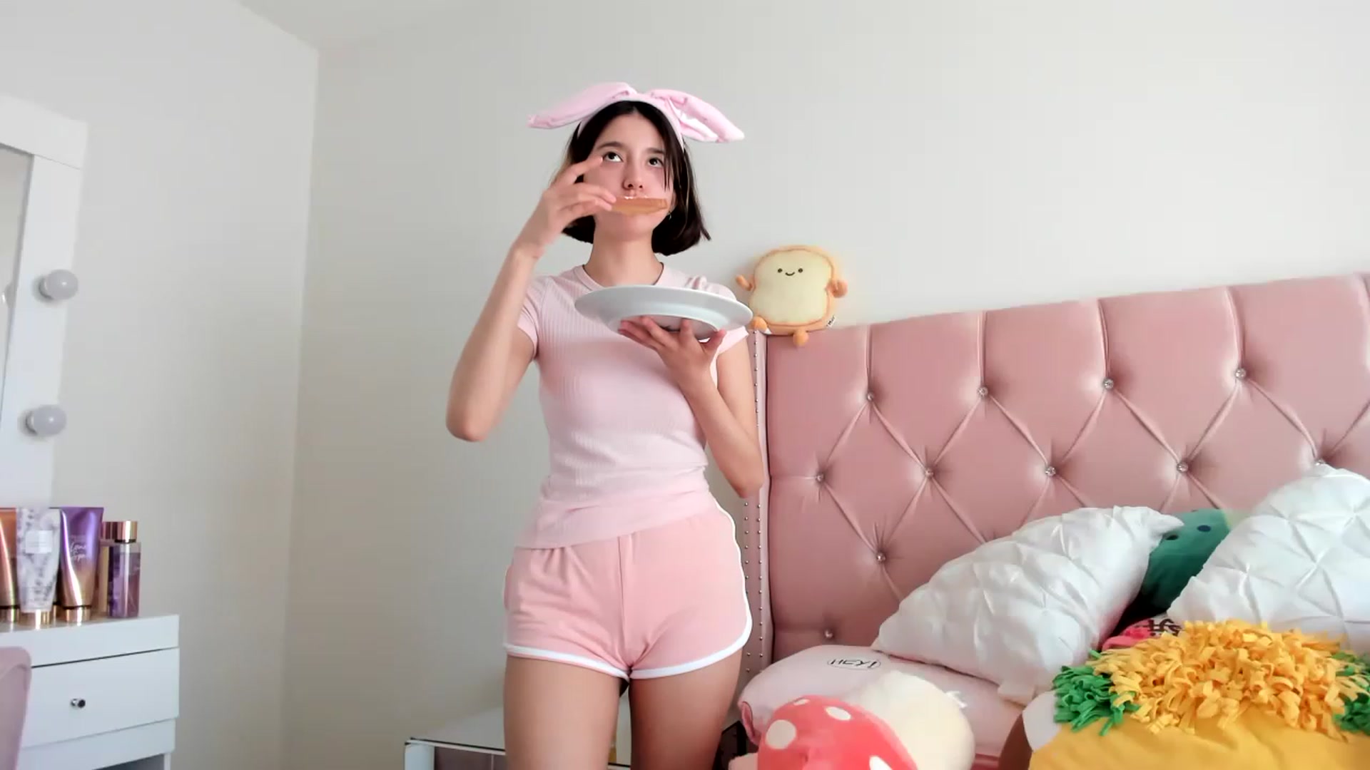 Gallery image thumbnail from Cherrycute666's myfreecams stream on, 01/22/2023, 16:57 image 8 of 20