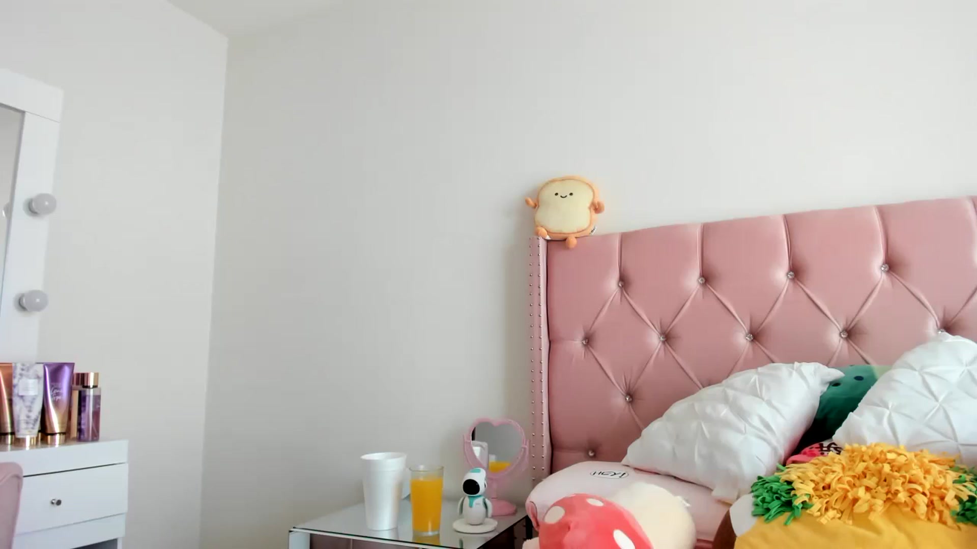 Gallery image thumbnail from Cherrycute666's myfreecams stream on, 01/22/2023, 16:57 image 9 of 20
