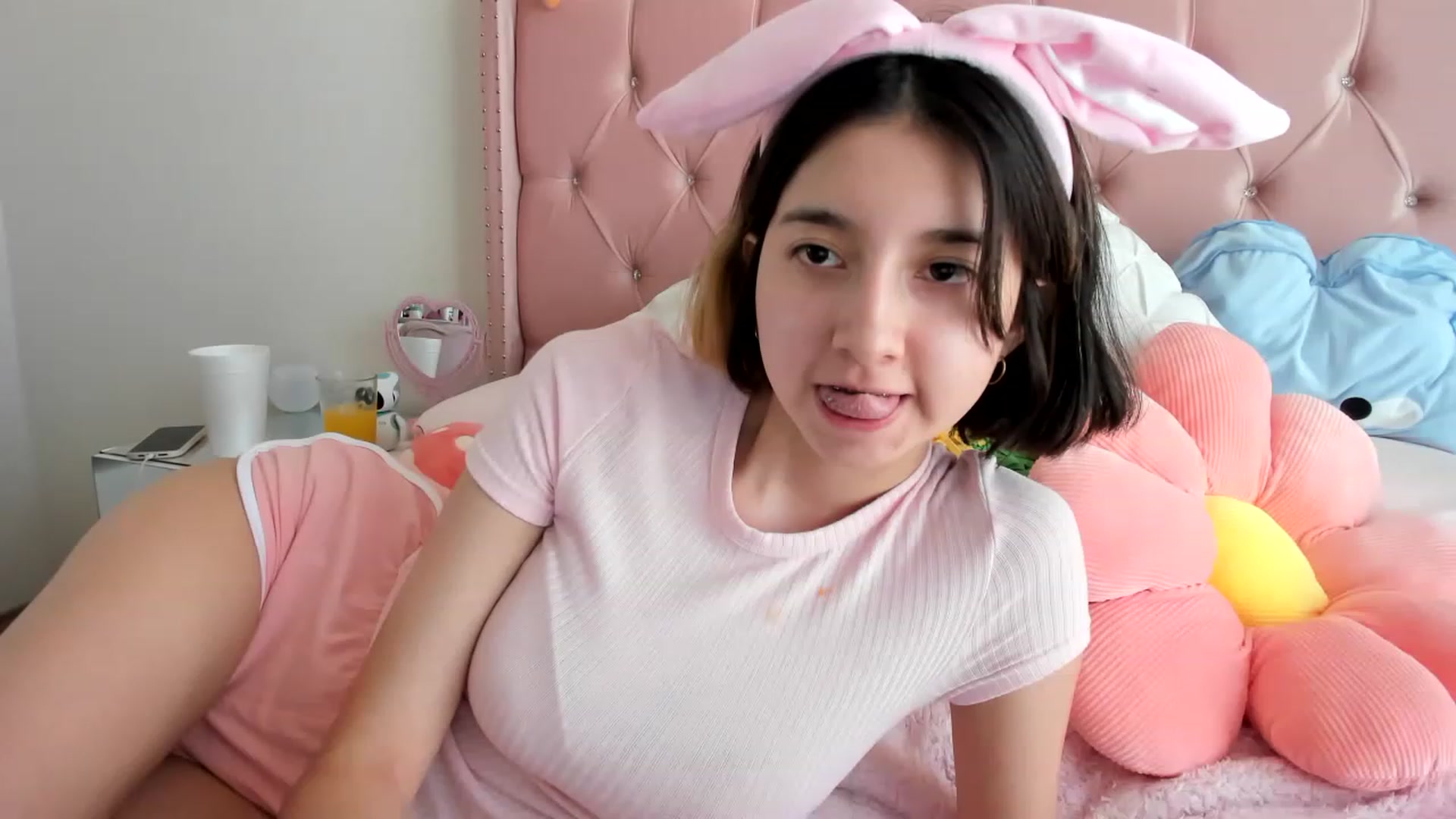 Gallery image thumbnail from Cherrycute666's myfreecams stream on, 01/22/2023, 16:57 image 16 of 20