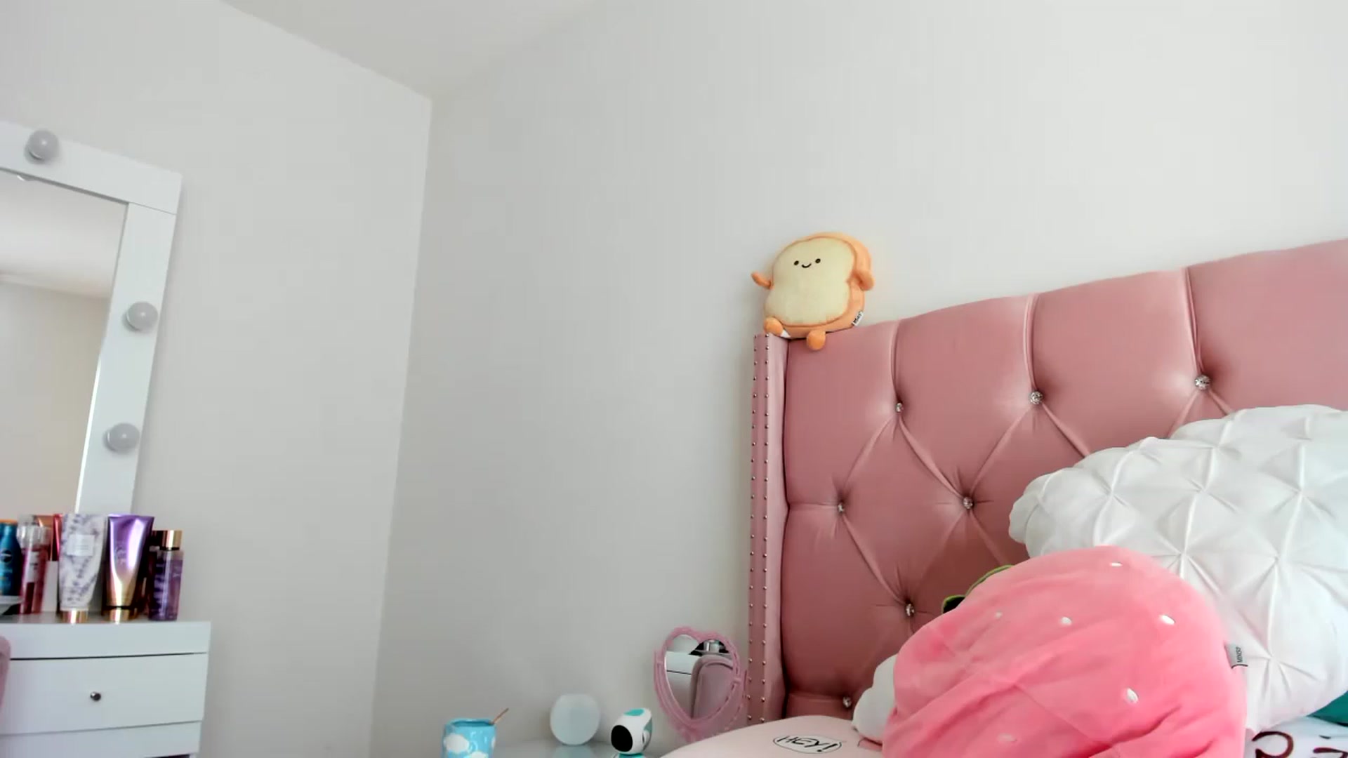 Gallery image thumbnail from Cherrycute666's myfreecams stream on, 01/22/2023, 23:53 image 7 of 20