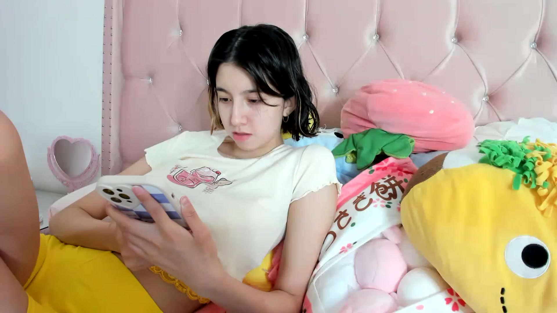 Gallery image thumbnail from Cherrycute666's myfreecams stream on, 01/25/2023, 18:01 image 1 of 20