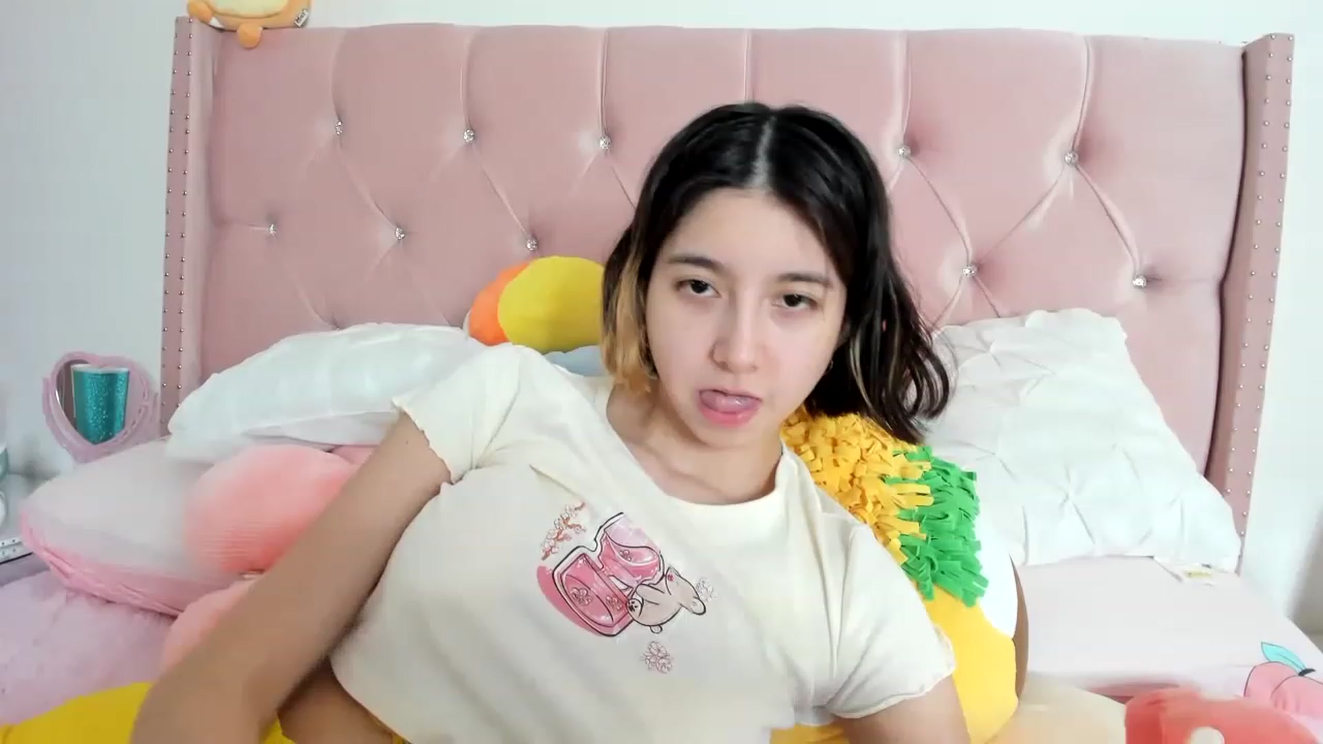 Gallery image thumbnail from Cherrycute666's myfreecams stream on, 01/25/2023, 18:01 image 18 of 20