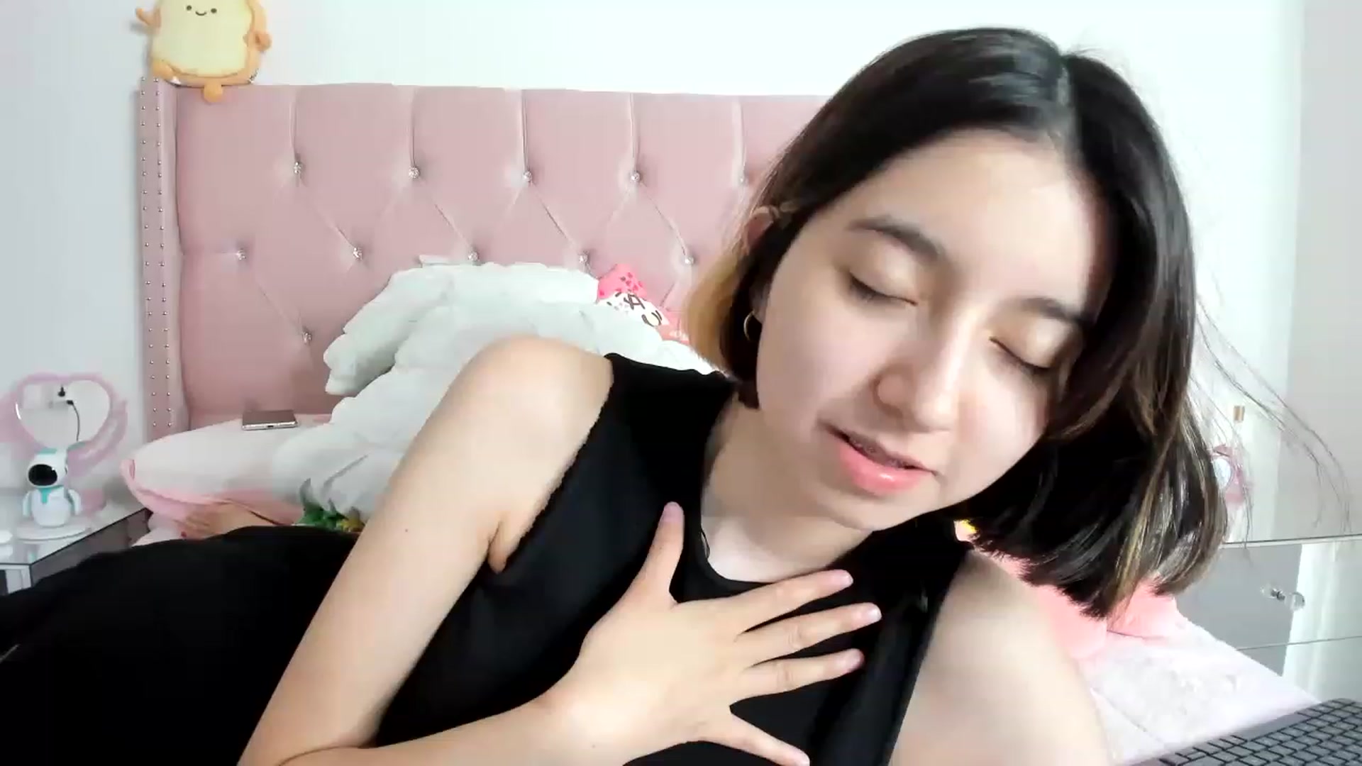 Gallery image thumbnail from Cherrycute666's myfreecams stream on, 01/27/2023, 15:32 image 2 of 20