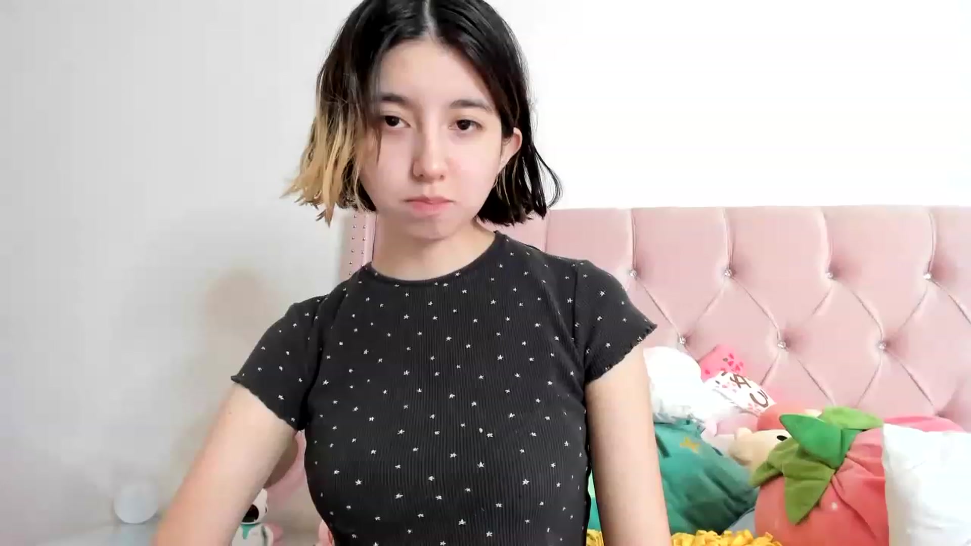 Gallery image thumbnail from Cherrycute666's myfreecams stream on, 01/27/2023, 18:20 image 11 of 20