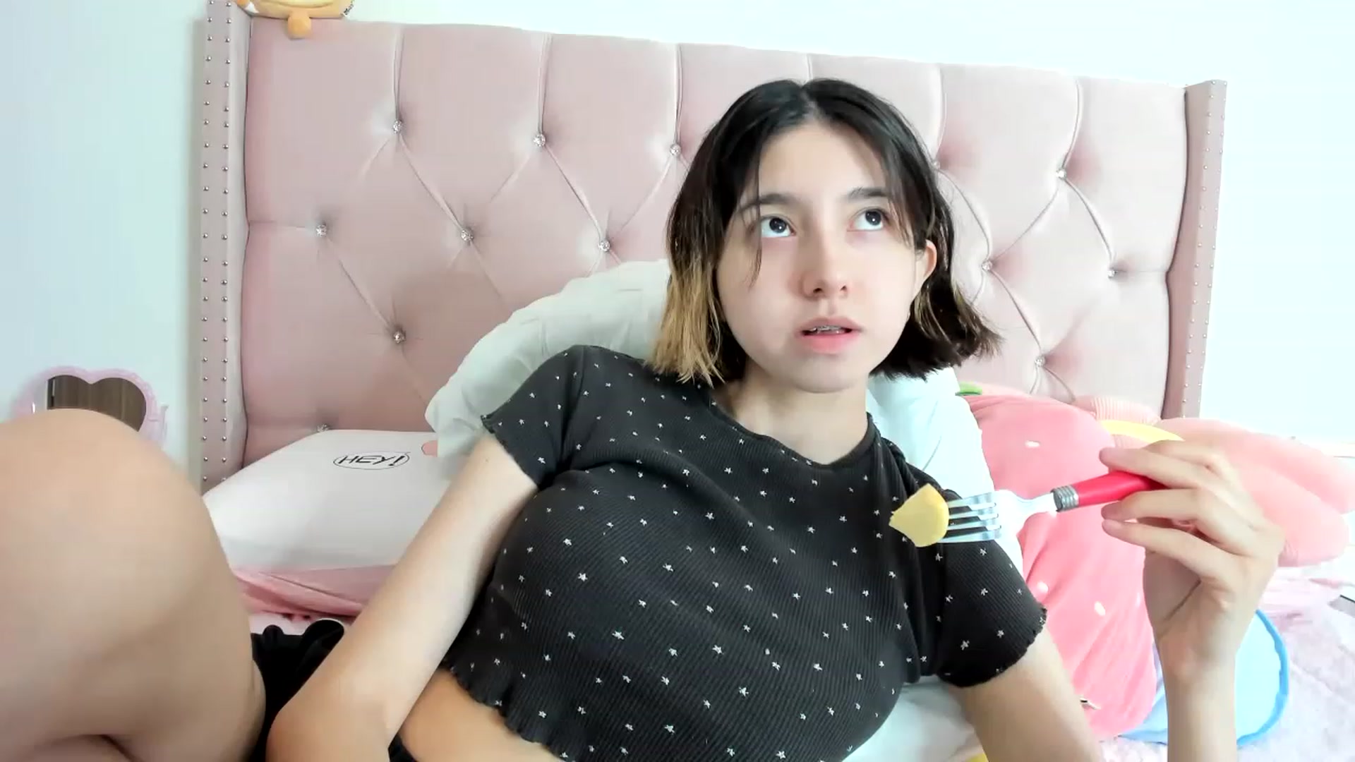 Gallery image thumbnail from Cherrycute666's myfreecams stream on, 01/27/2023, 18:20 image 14 of 20