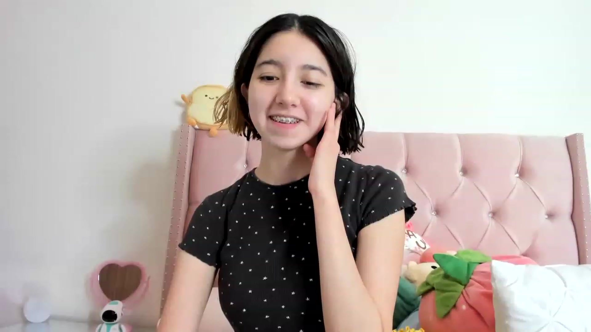 Gallery image thumbnail from Cherrycute666's myfreecams stream on, 01/27/2023, 18:20 image 6 of 20