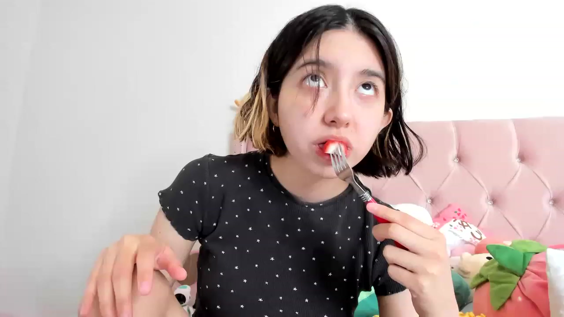 Gallery image thumbnail from Cherrycute666's myfreecams stream on, 01/27/2023, 18:20 image 12 of 20