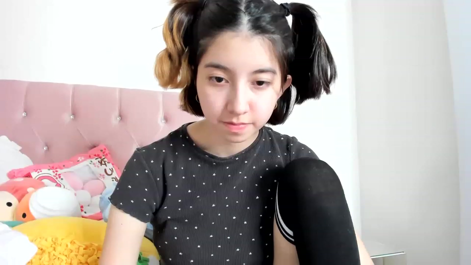 Gallery image thumbnail from Cherrycute666's myfreecams stream on, 01/28/2023, 08:05 image 16 of 20