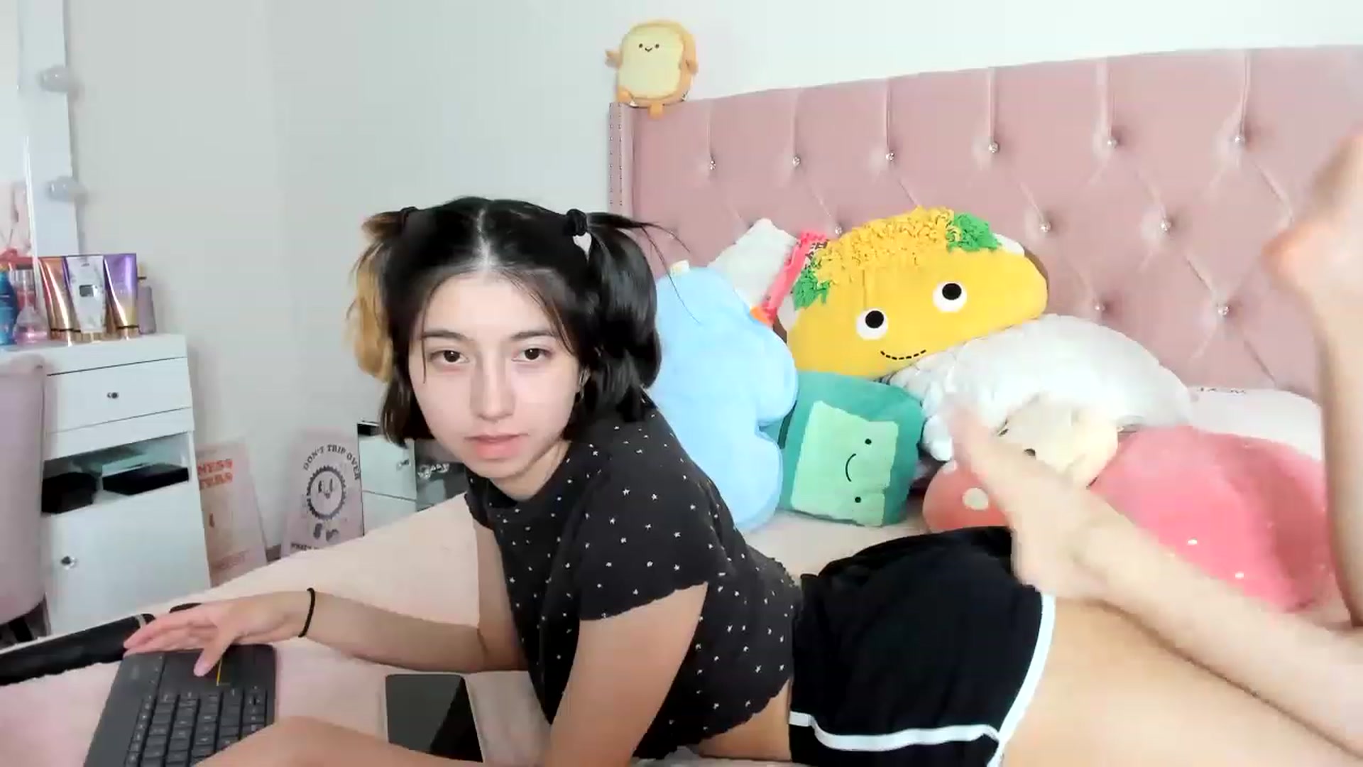 Gallery image thumbnail from Cherrycute666's myfreecams stream on, 01/28/2023, 18:10 image 19 of 20