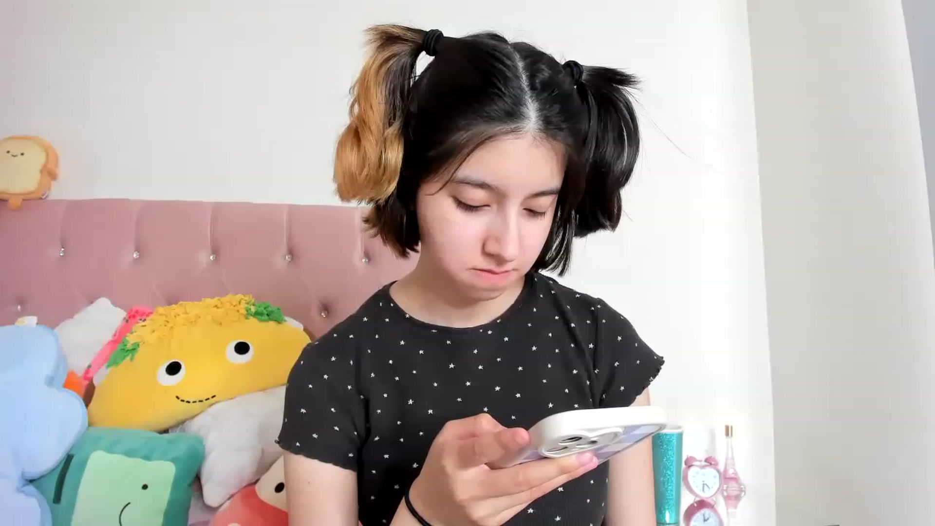 Gallery image thumbnail from Cherrycute666's myfreecams stream on, 01/28/2023, 18:10 image 16 of 20
