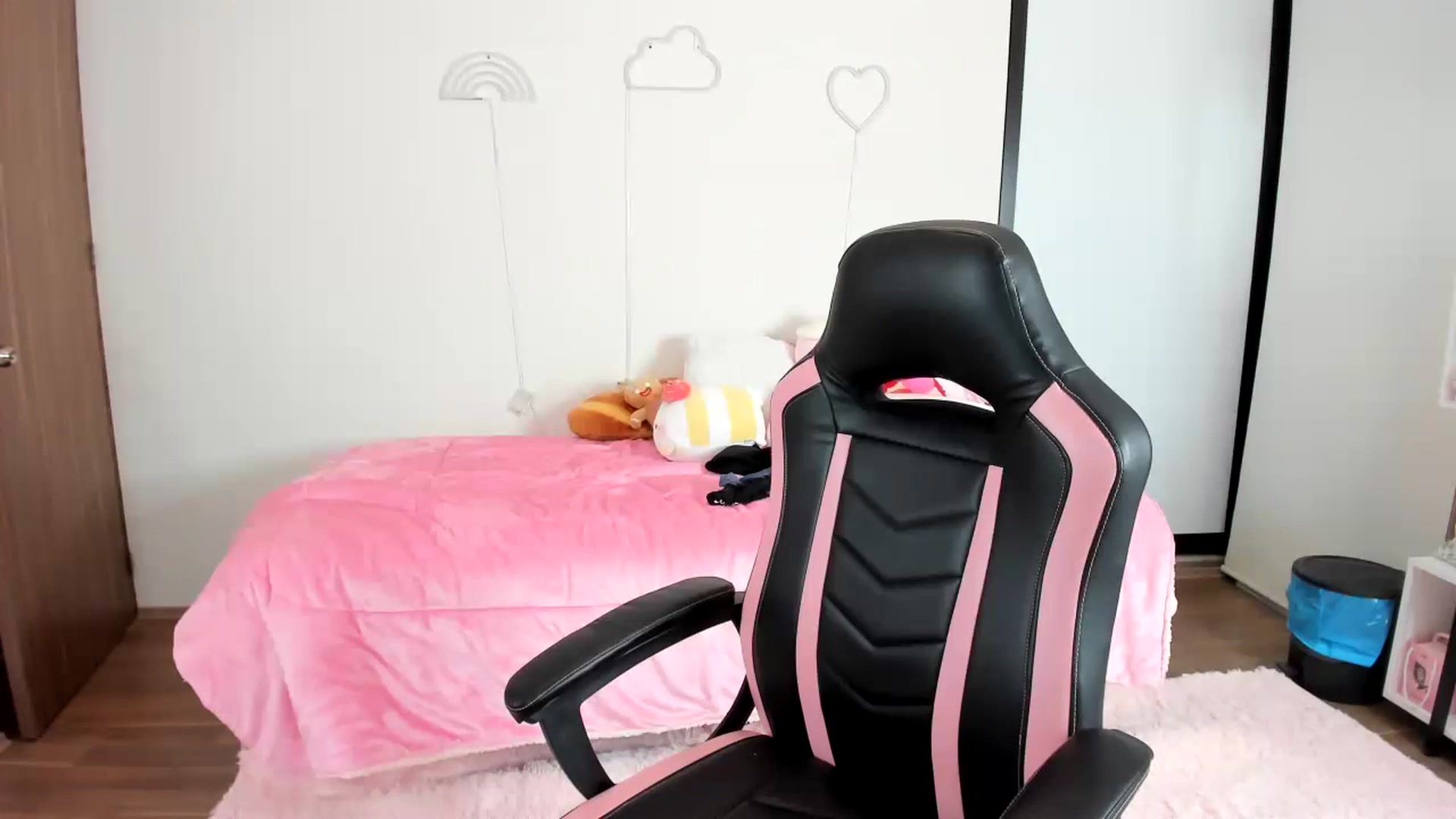 Gallery image thumbnail from Cherrycute666's myfreecams stream on, 01/29/2023, 06:46 image 12 of 20