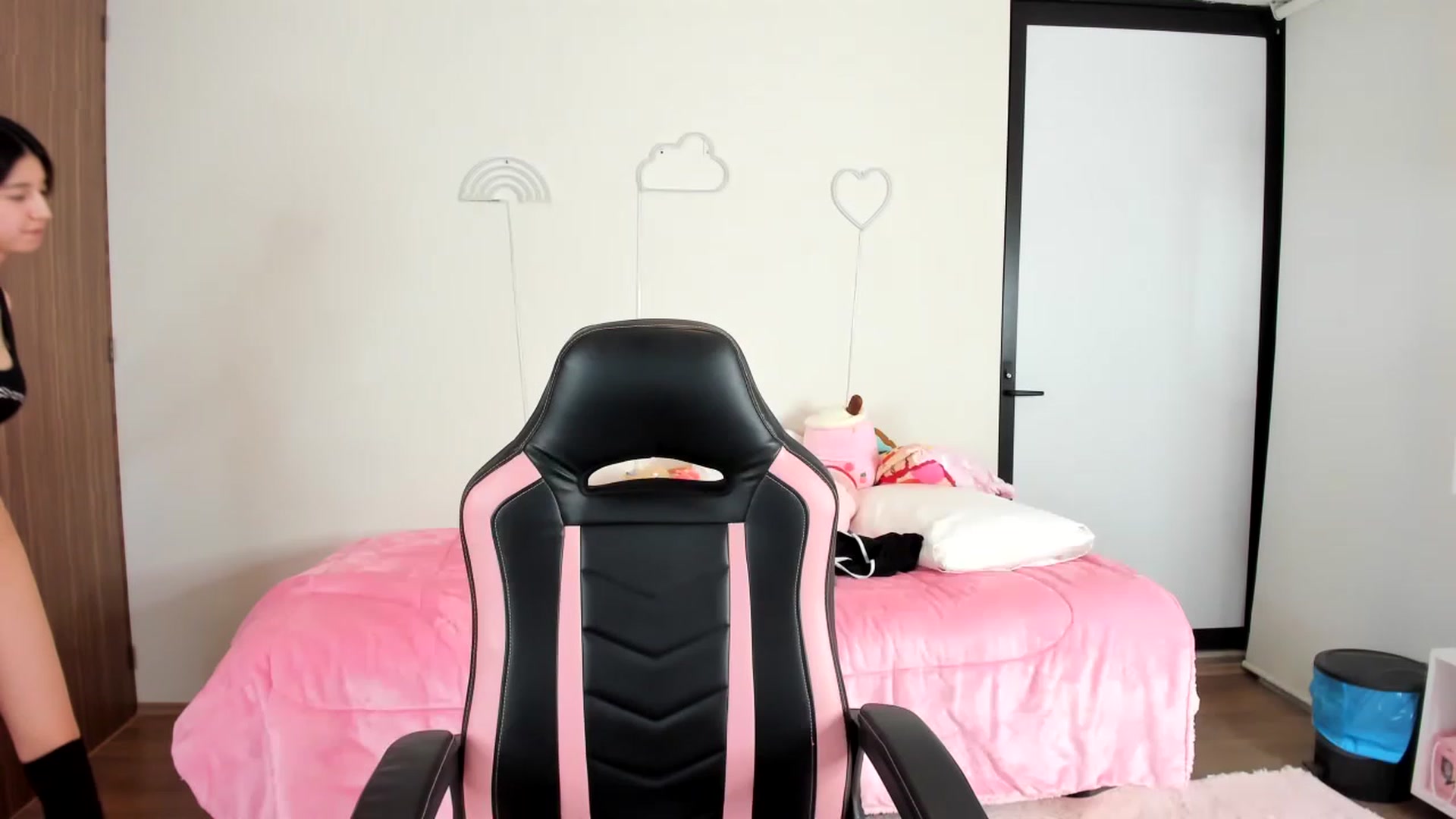 Gallery image thumbnail from Cherrycute666's myfreecams stream on, 01/29/2023, 06:46 image 18 of 20