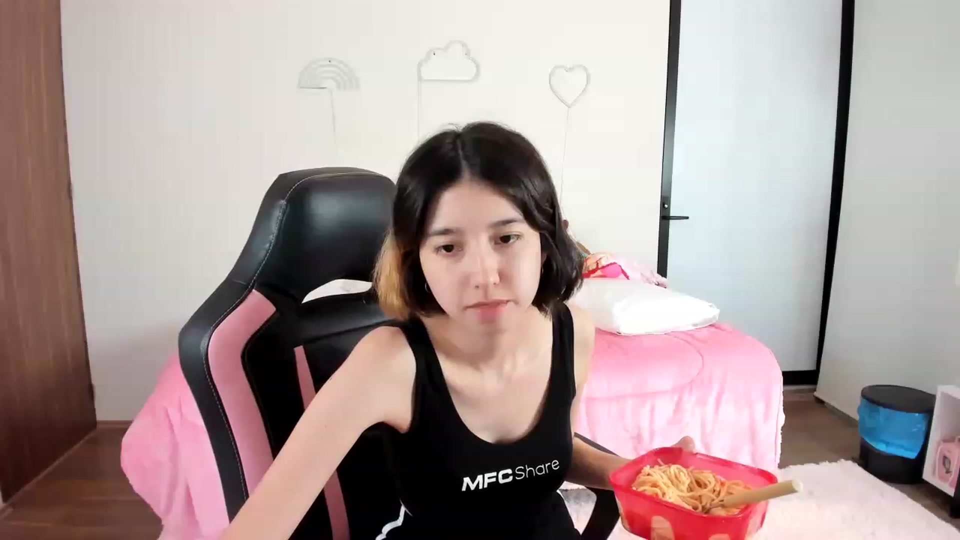 Gallery image thumbnail from Cherrycute666's myfreecams stream on, 01/29/2023, 10:21 image 6 of 20