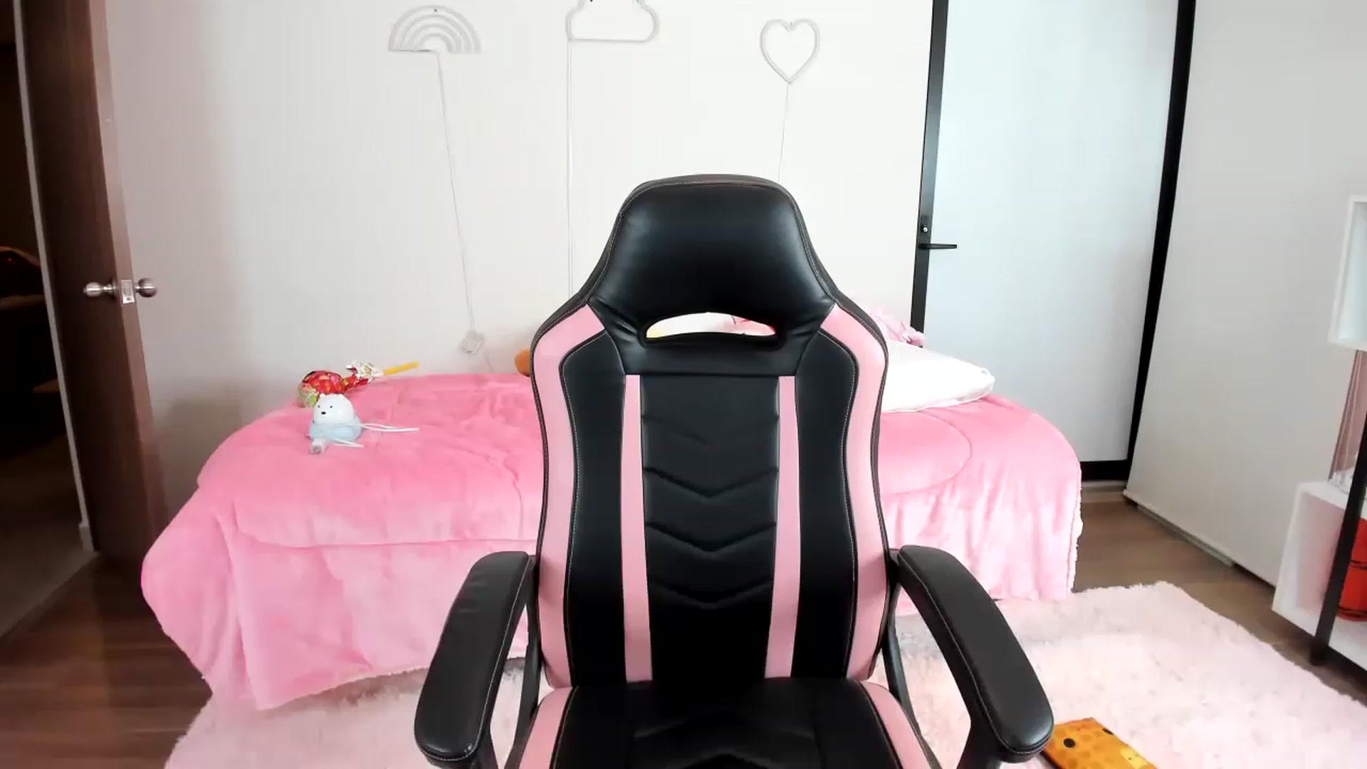 Gallery image thumbnail from Cherrycute666's myfreecams stream on, 01/29/2023, 12:25 image 2 of 20