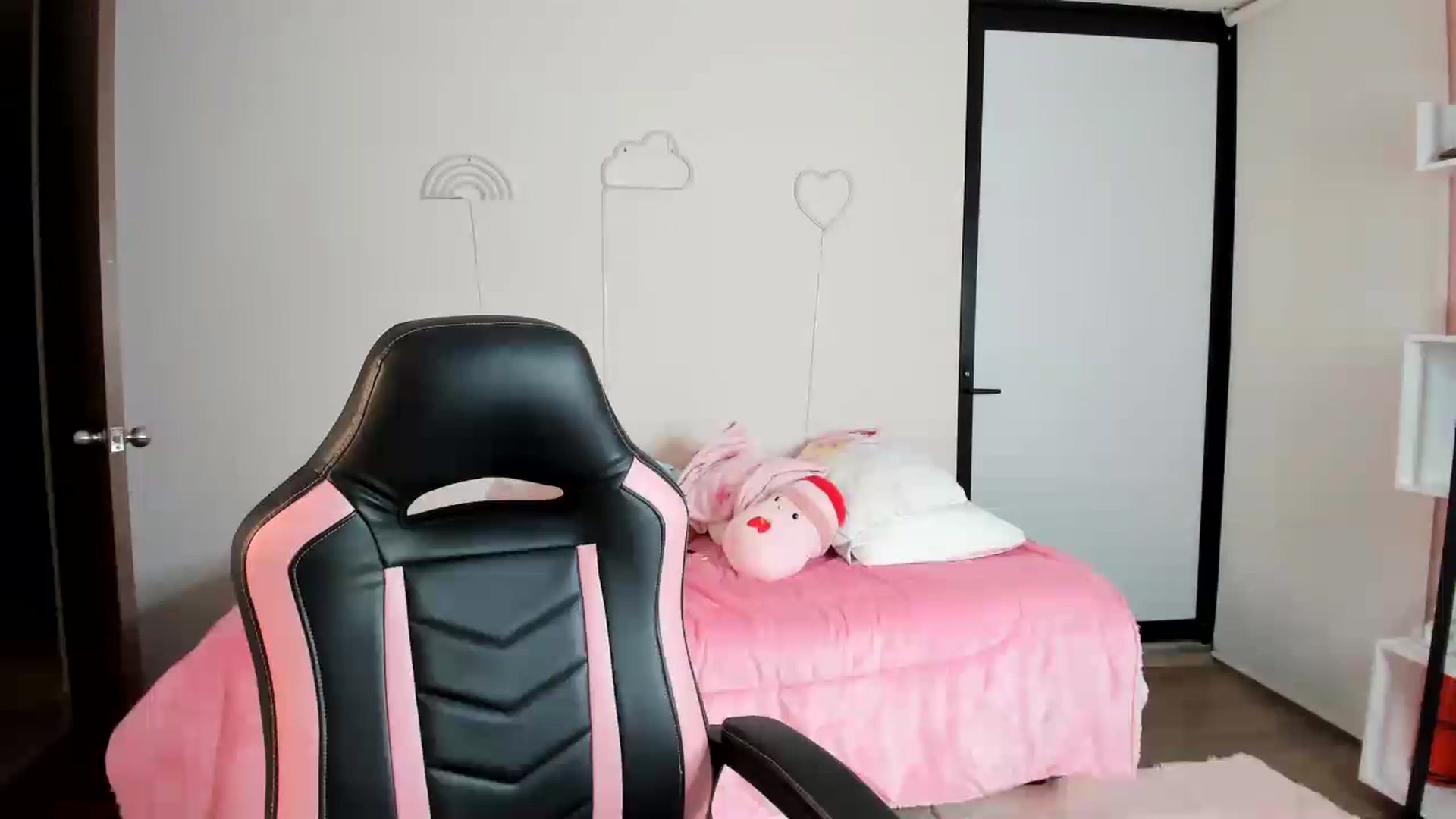 Gallery image thumbnail from Cherrycute666's myfreecams stream on, 01/30/2023, 07:17 image 14 of 20