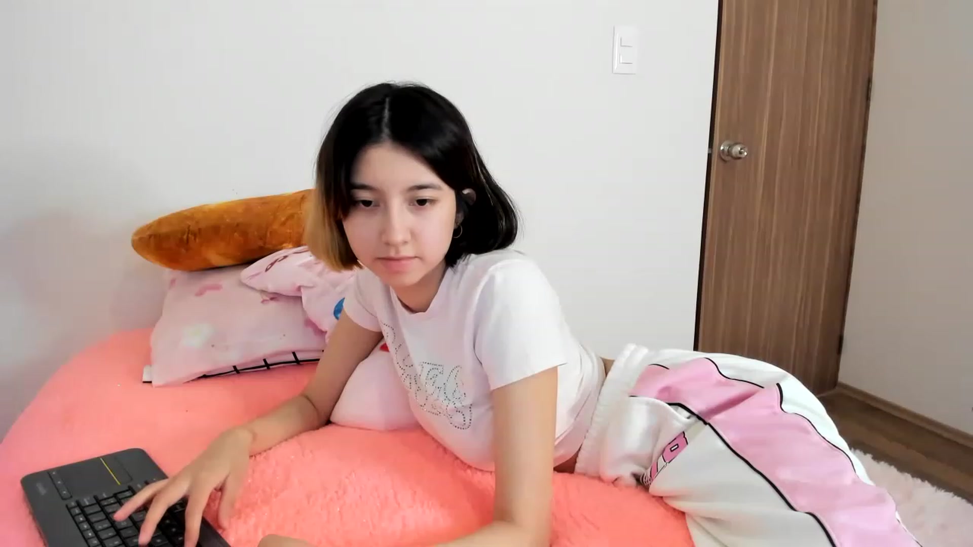 Gallery image thumbnail from Cherrycute666's myfreecams stream on, 02/03/2023, 14:33 image 7 of 20