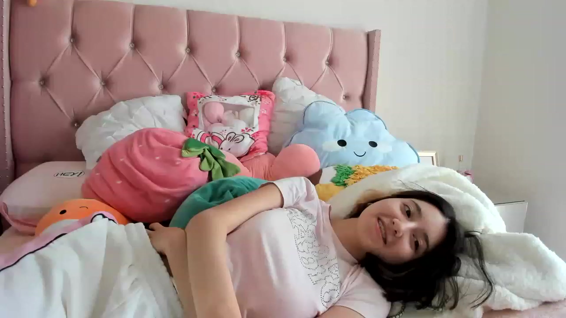 Gallery image thumbnail from Cherrycute666's myfreecams stream on, 02/03/2023, 16:25 image 6 of 20