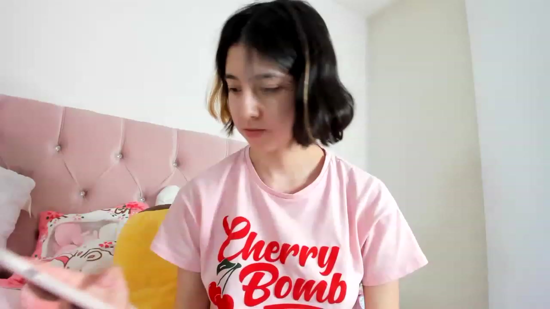 Gallery image thumbnail from Cherrycute666's myfreecams stream on, 02/04/2023, 06:13 image 10 of 20