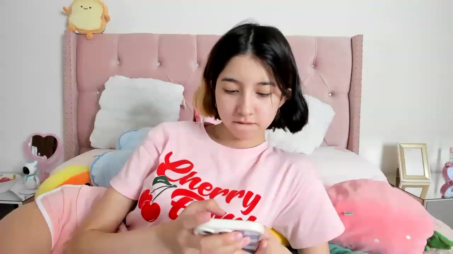 Gallery image thumbnail from Cherrycute666's myfreecams stream on, 02/04/2023, 08:41 image 7 of 20