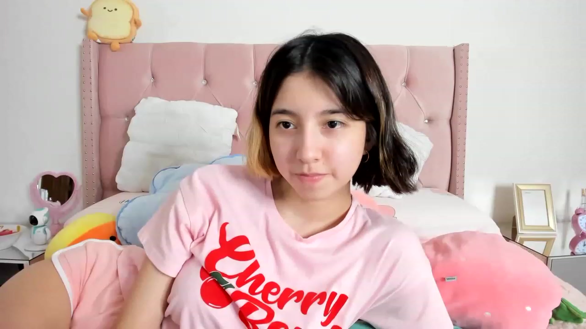 Gallery image thumbnail from Cherrycute666's myfreecams stream on, 02/04/2023, 08:41 image 8 of 20