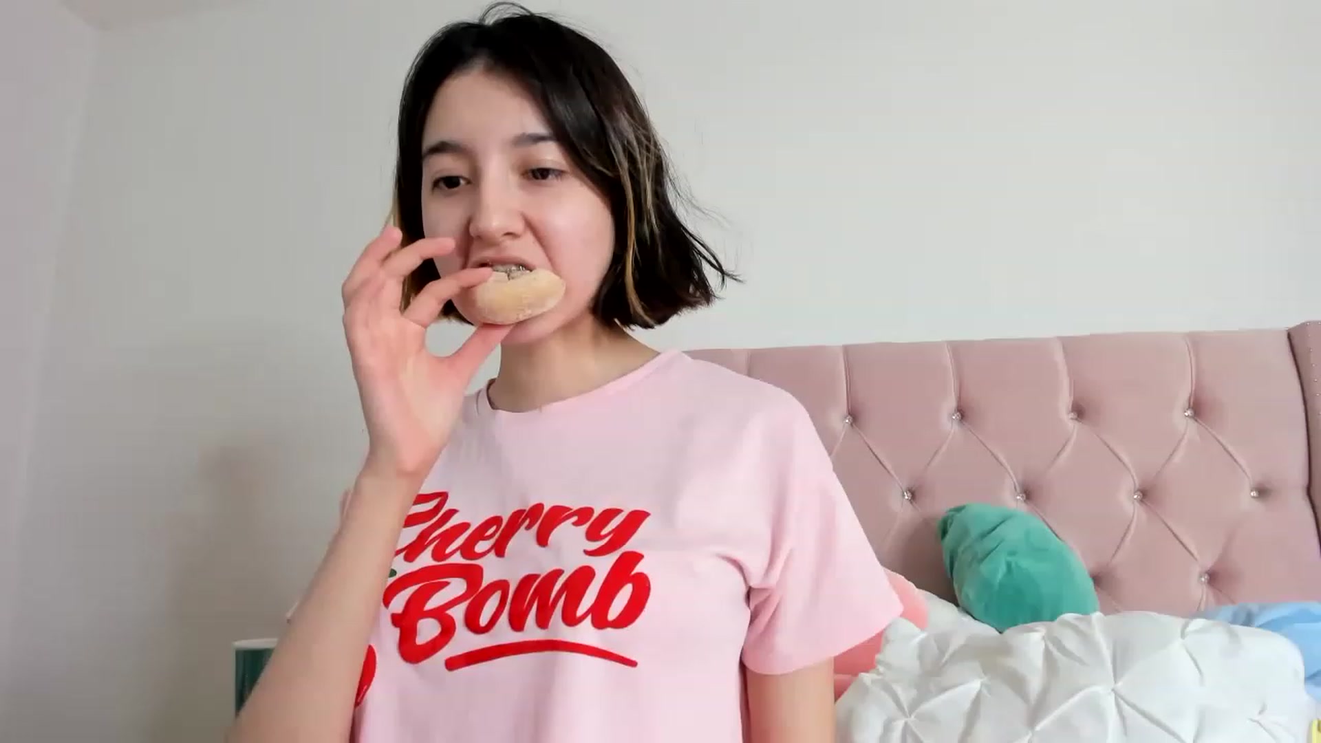 Gallery image thumbnail from Cherrycute666's myfreecams stream on, 02/04/2023, 17:29 image 3 of 20