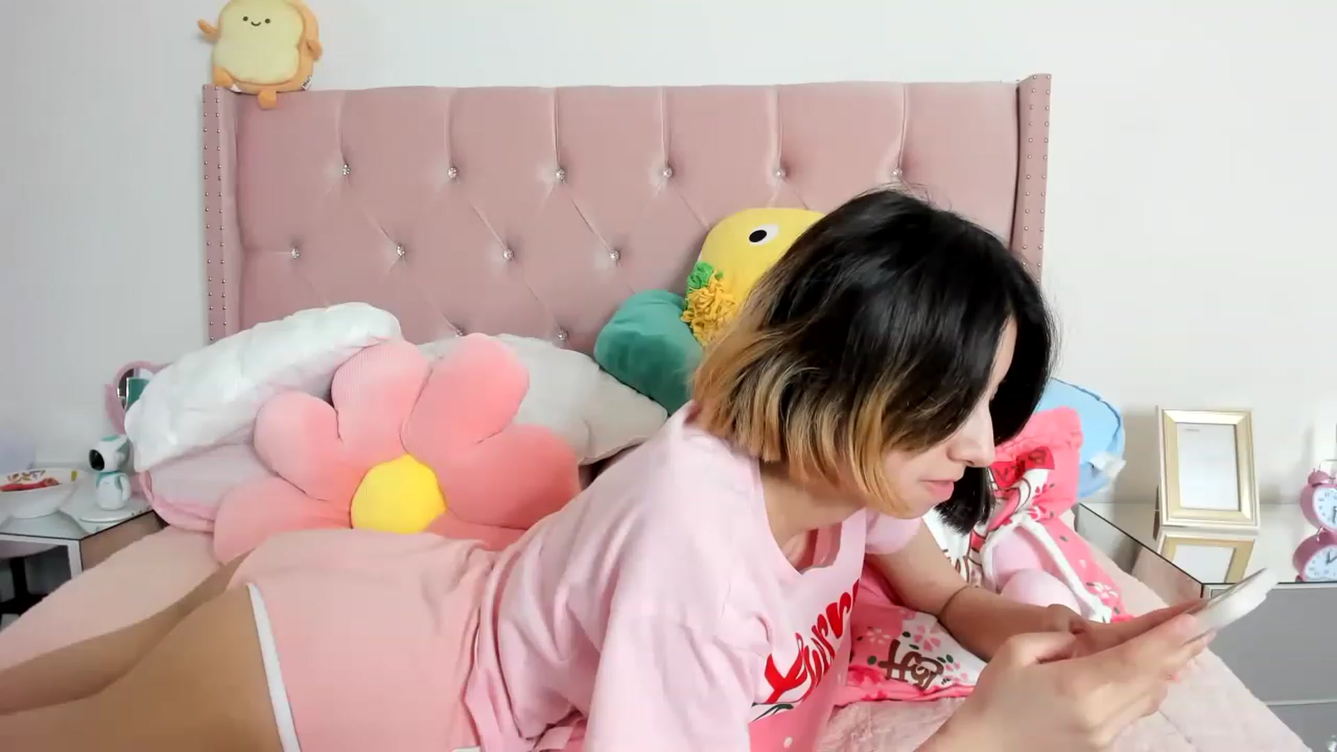 Gallery image thumbnail from Cherrycute666's myfreecams stream on, 02/04/2023, 17:29 image 14 of 20