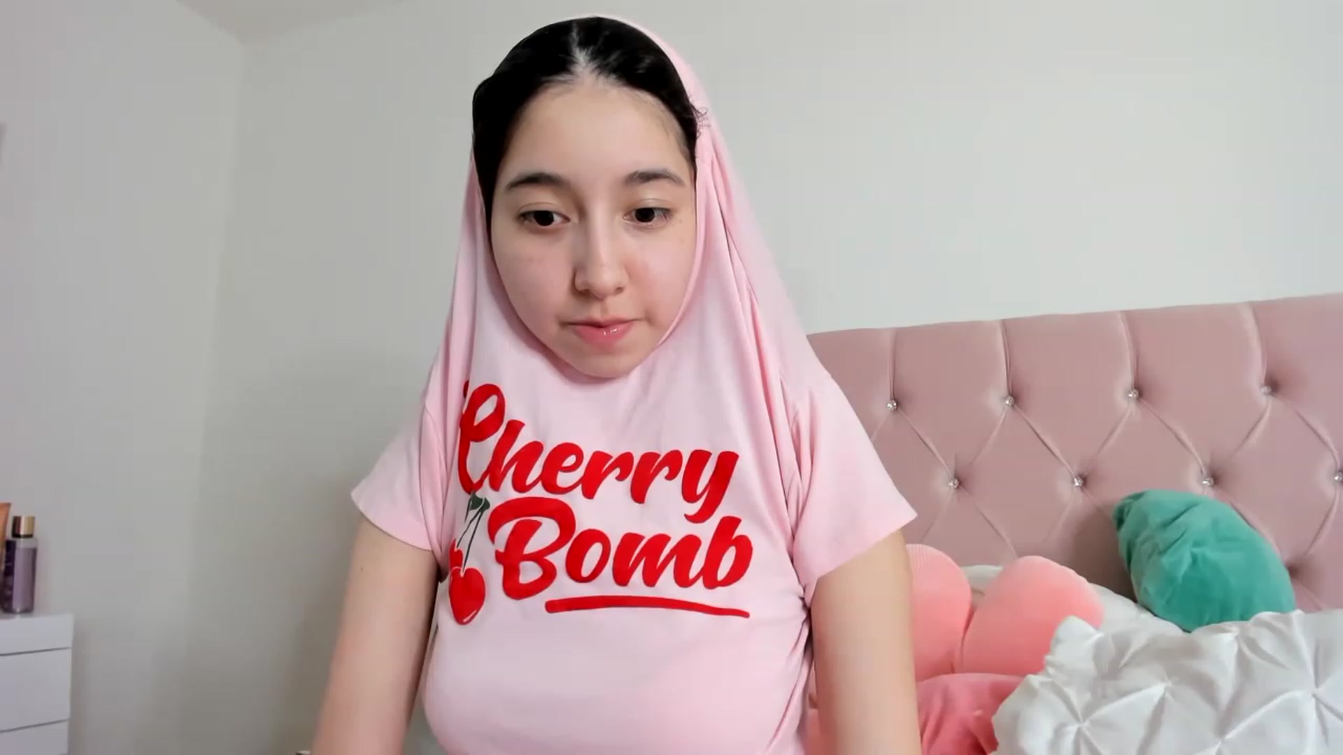 Gallery image thumbnail from Cherrycute666's myfreecams stream on, 02/04/2023, 17:29 image 2 of 20