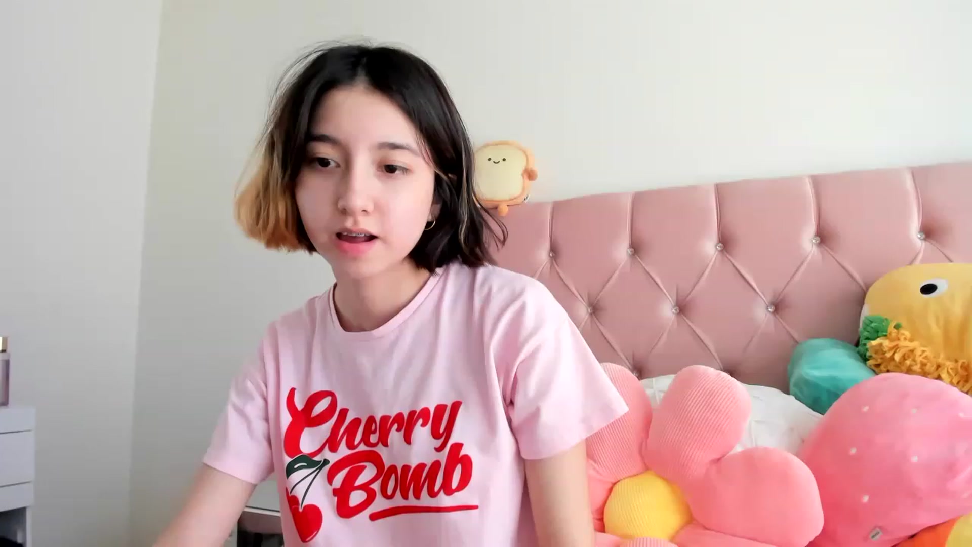 Gallery image thumbnail from Cherrycute666's myfreecams stream on, 02/04/2023, 18:22 image 17 of 20