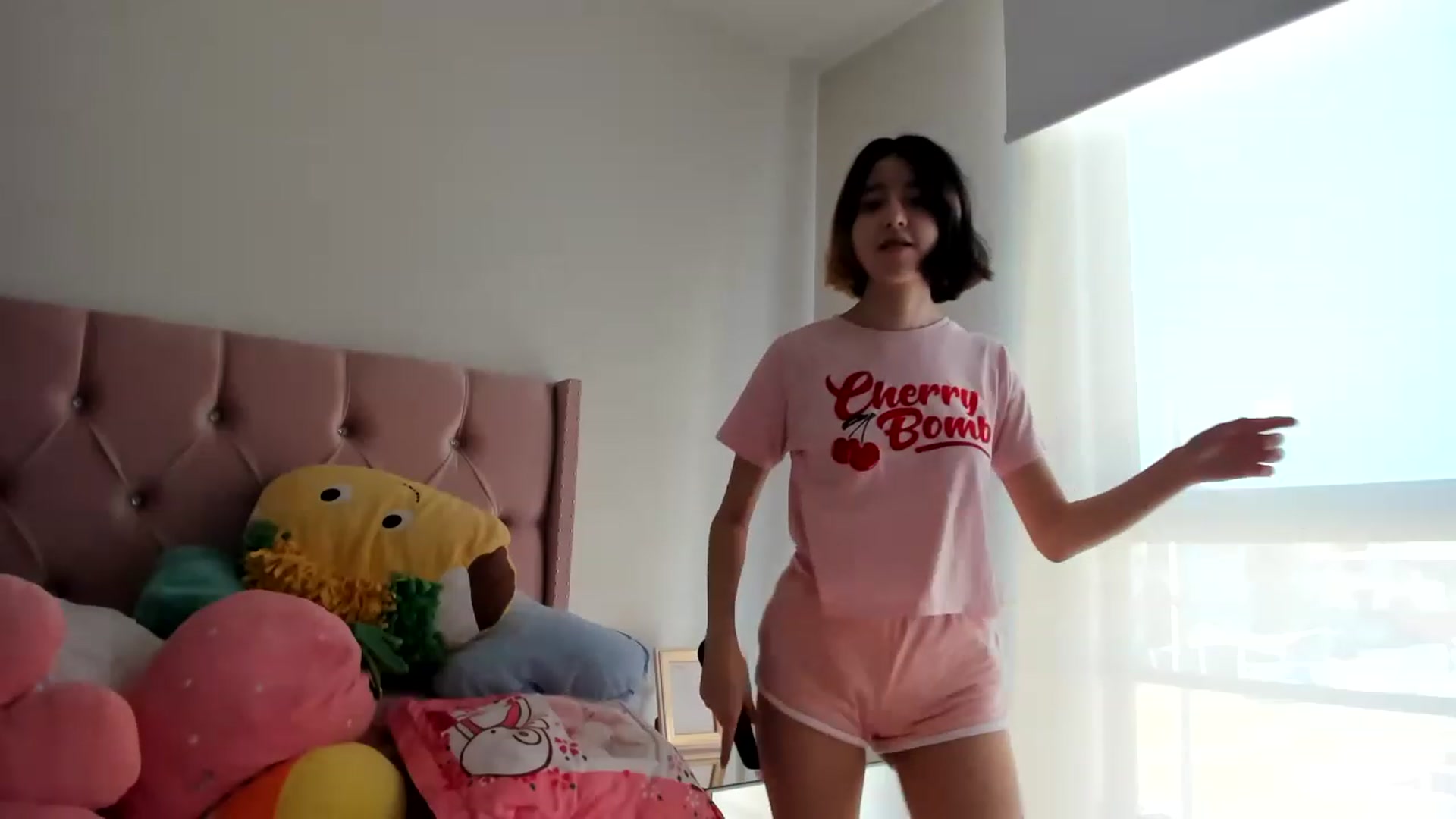 Gallery image thumbnail from Cherrycute666's myfreecams stream on, 02/04/2023, 18:22 image 10 of 20